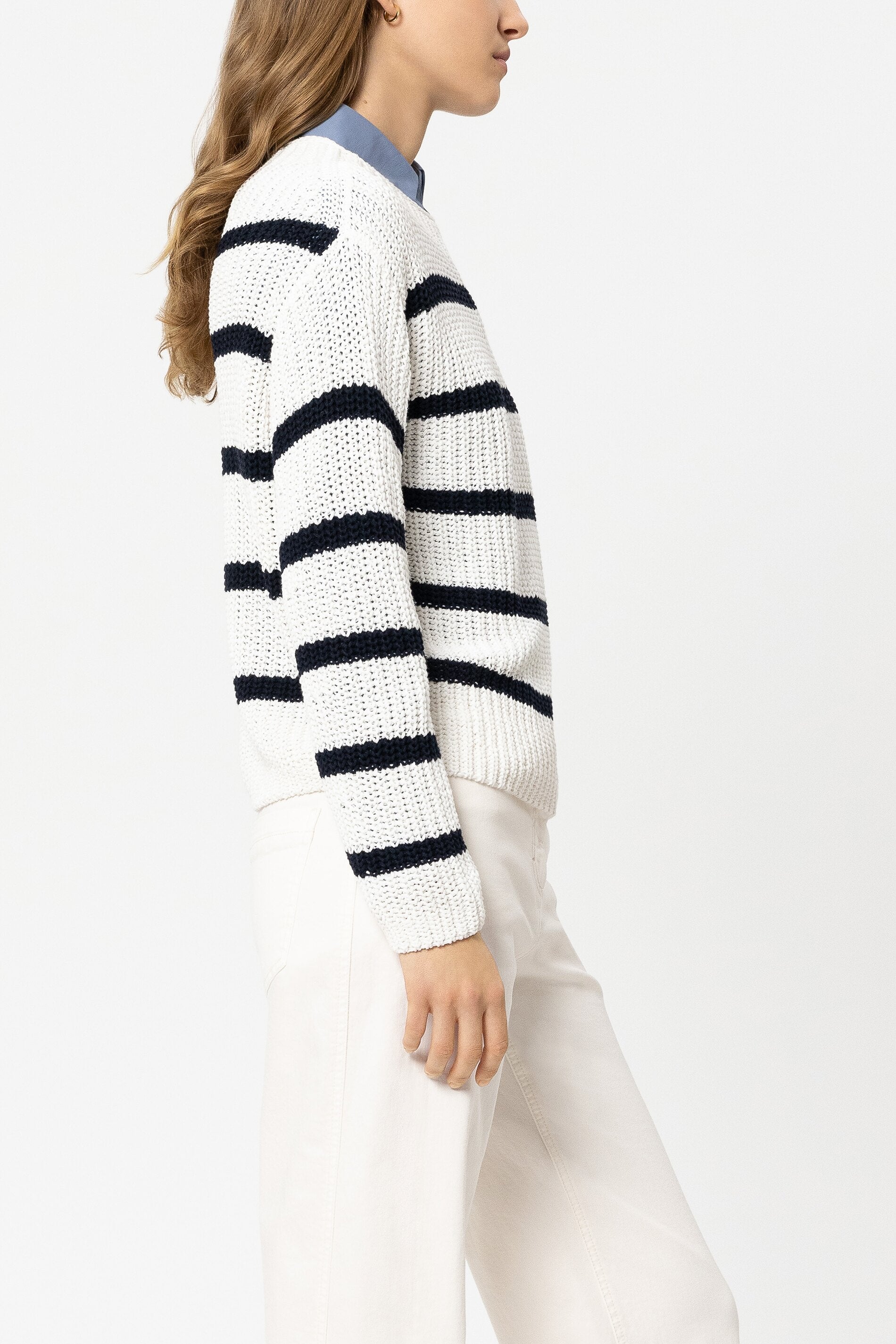 Ringel-Pullover aus Leinen-Mix - cream / navy - Standard | Model Seite