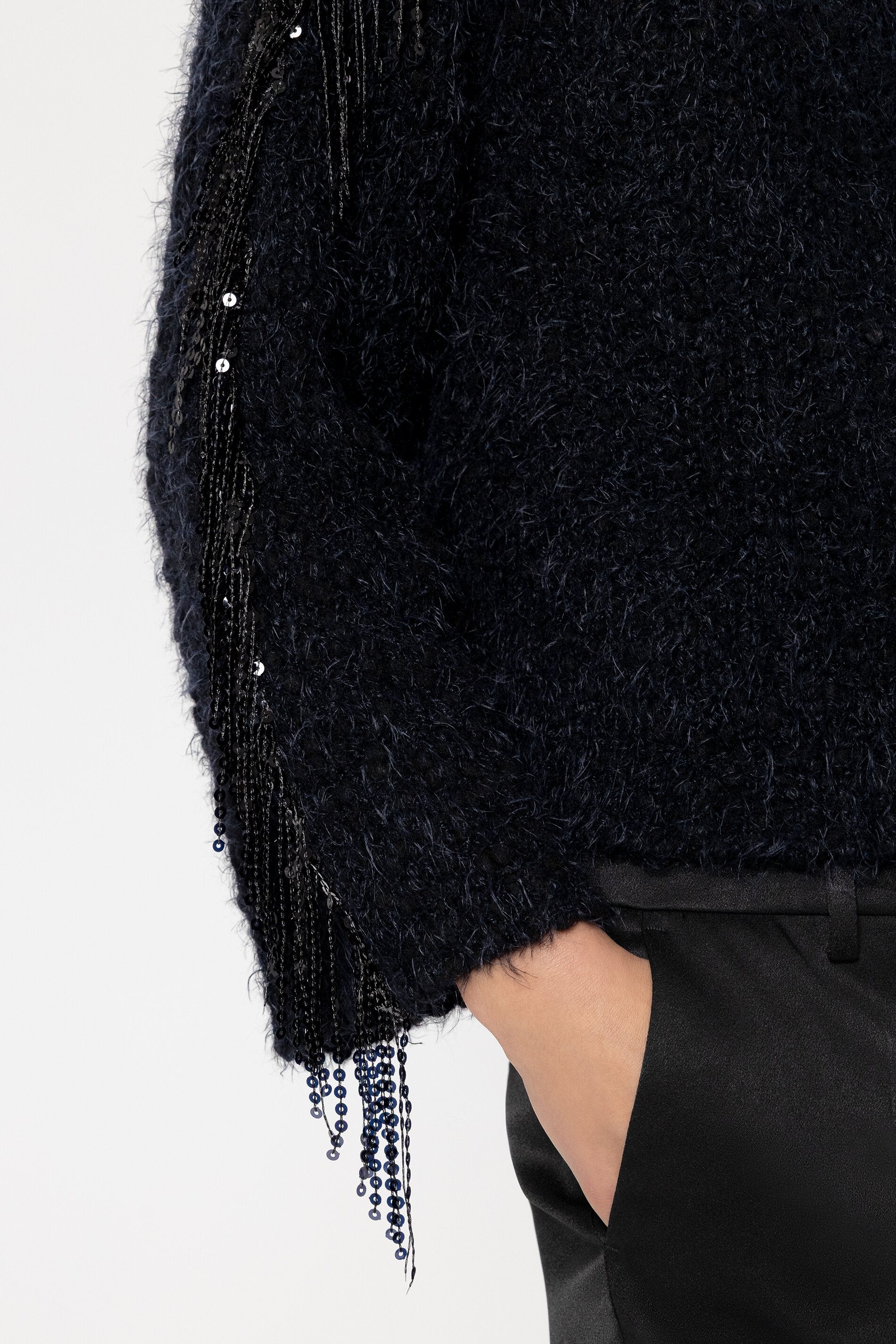 Pullover mit Statement-Fransen - black - Standard | Model Detail