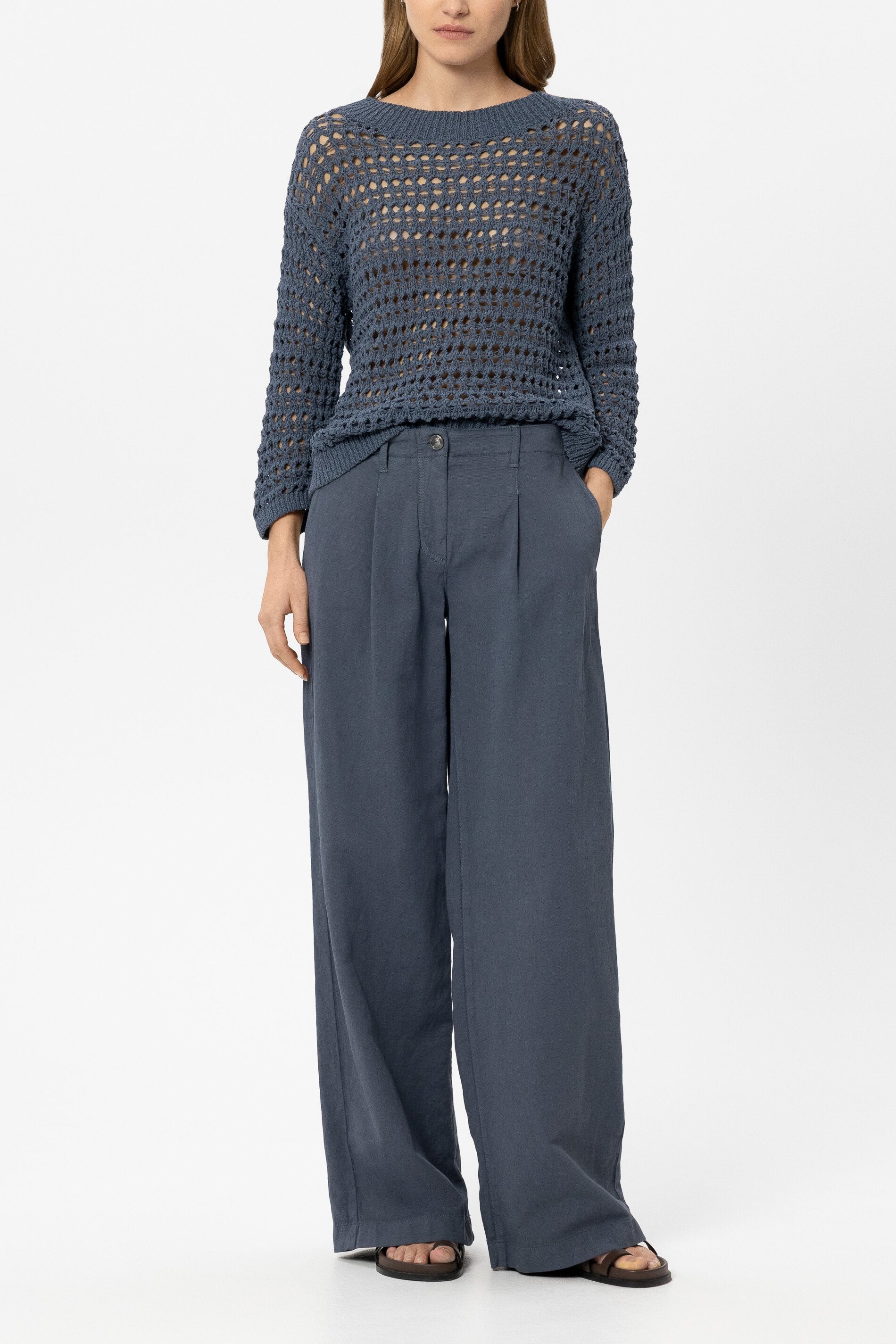 Pullover in Crochet-Optik - tinted blue - Standard | Model Front