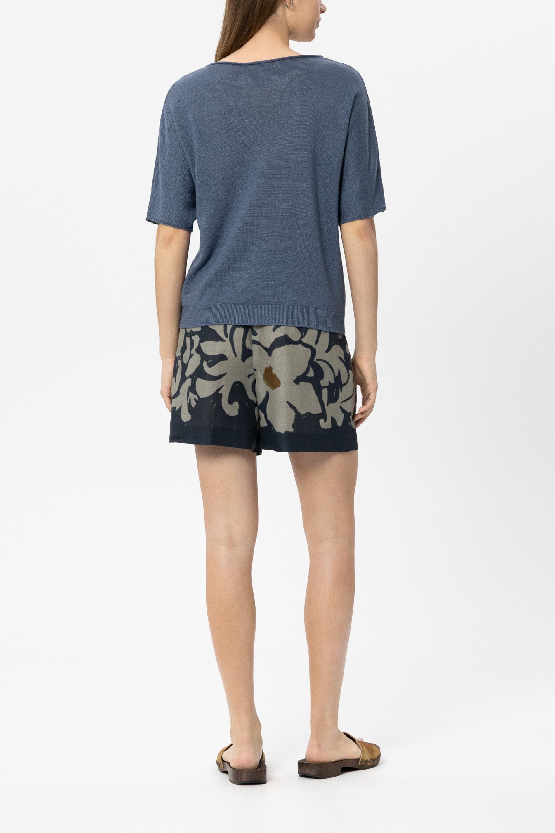 Leinen-Pullover mit V-Neck - tinted blue - Standard | Model Rück