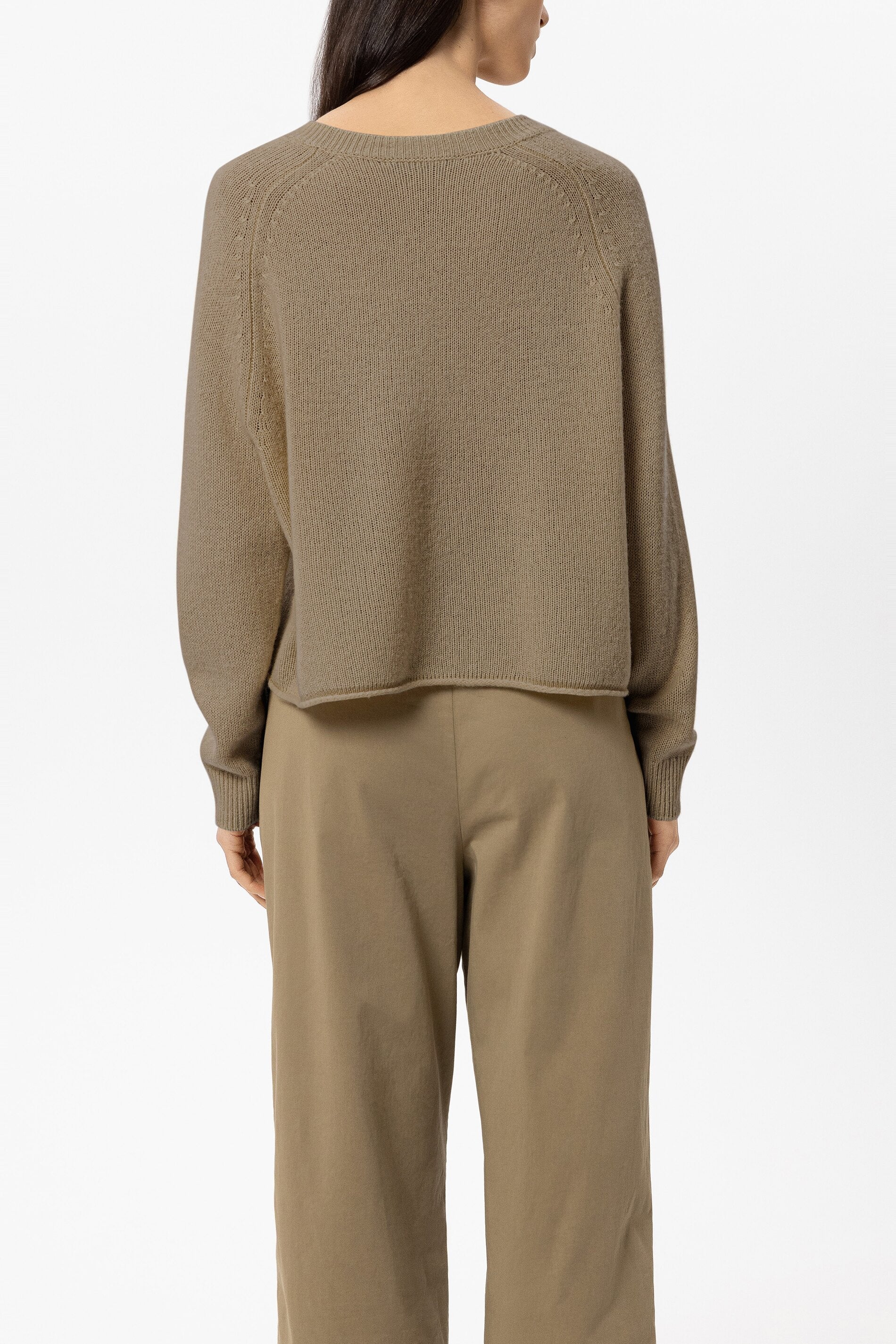 Pullover aus Kaschmir-Mix - salbei - Standard | Model Rück
