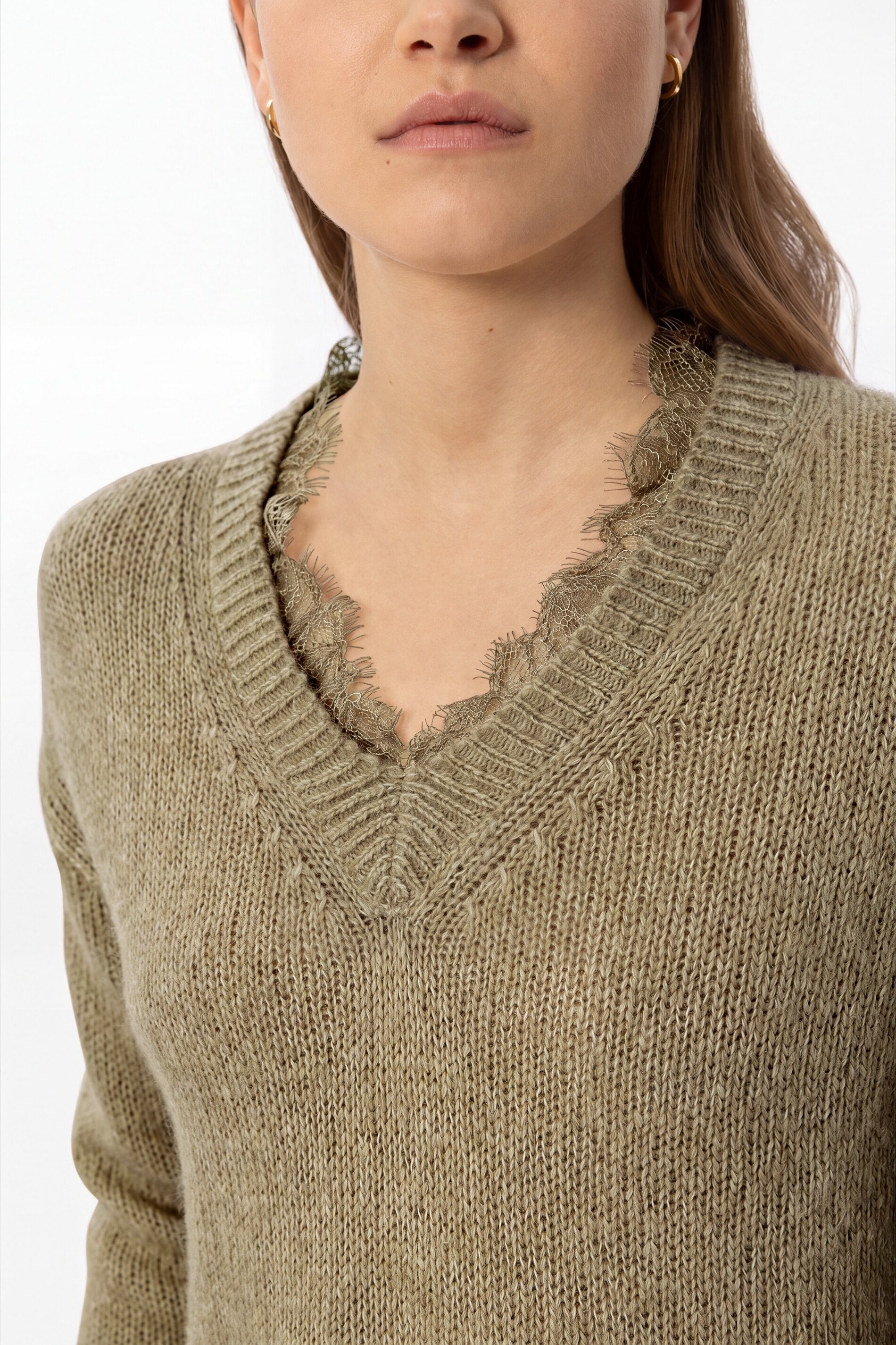 V-Pullover aus Alpaka-Mix - salbei - Standard | Model Detail