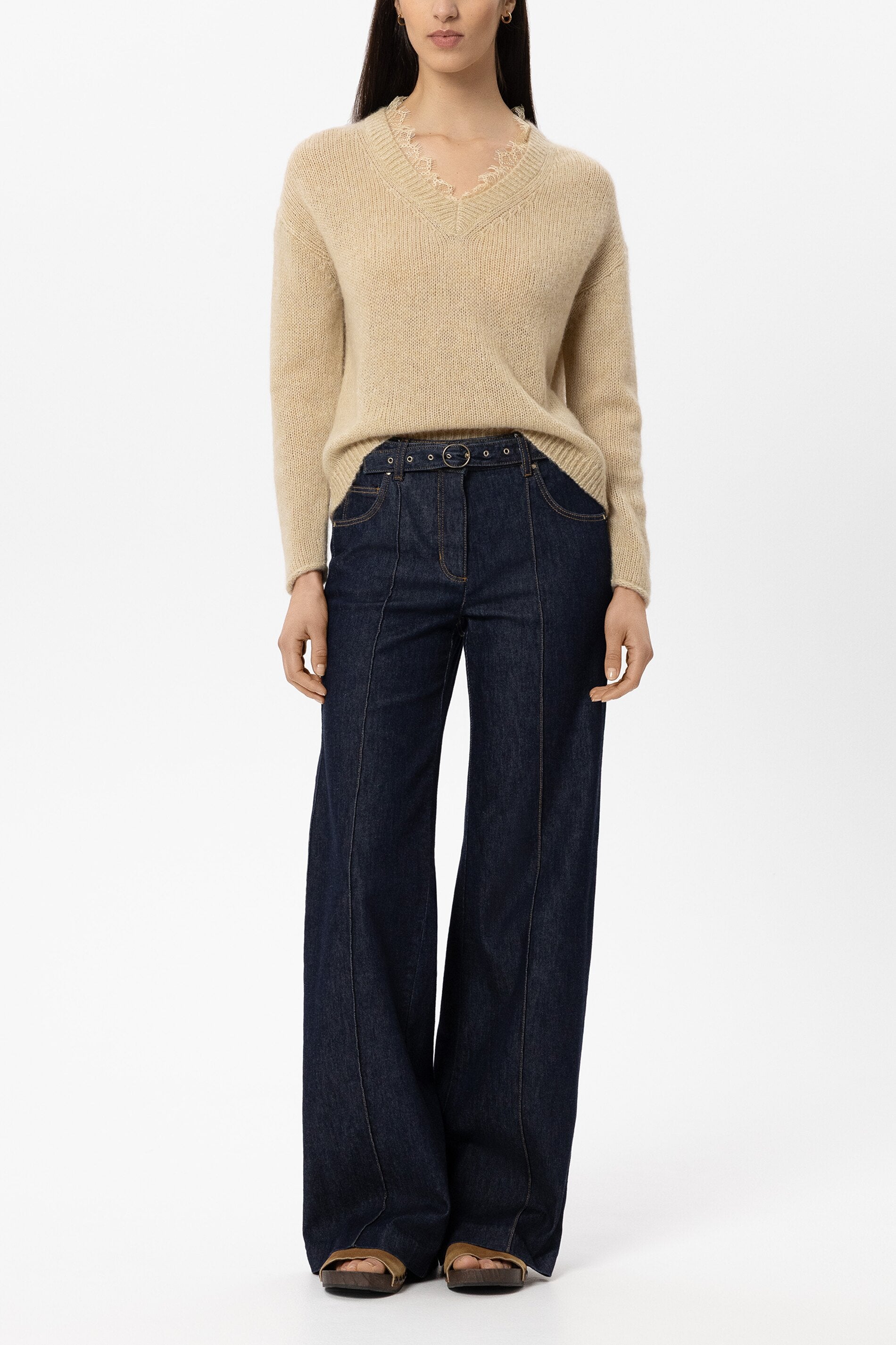 V-Pullover aus Alpaka-Mix - butter yellow - Standard | Model Front