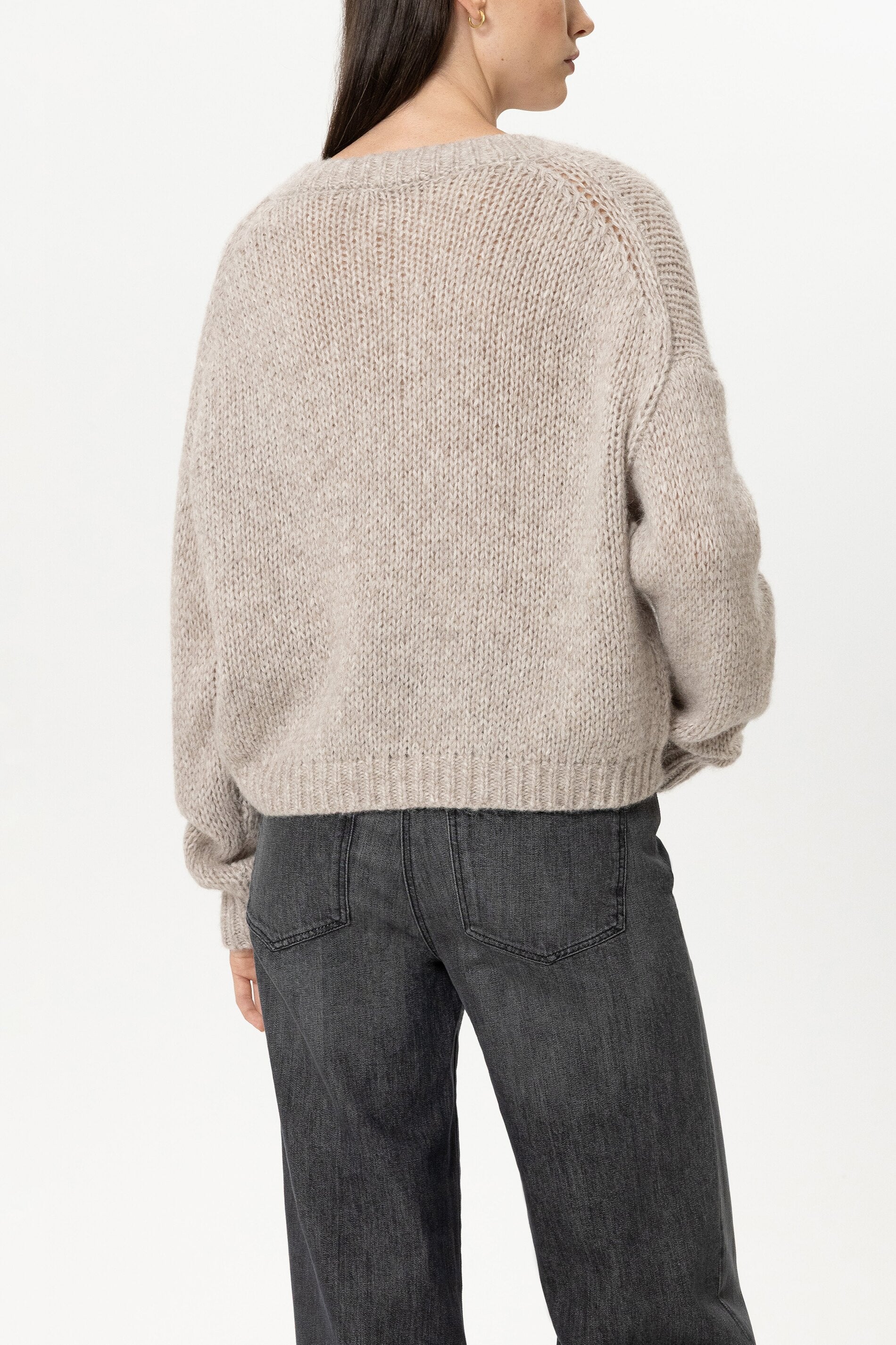 V-Pullover aus Alpaka-Mix - pearl - Standard | Model Rück