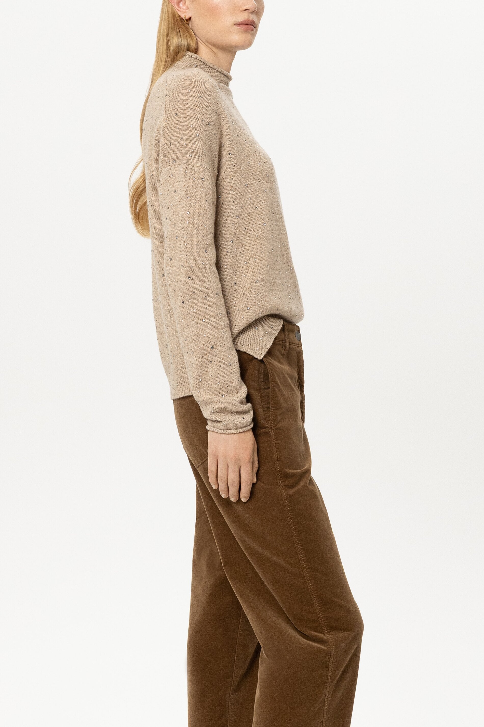 Turtleneck mit Schmucksteinen - soft caramel - Standard | Model Seite