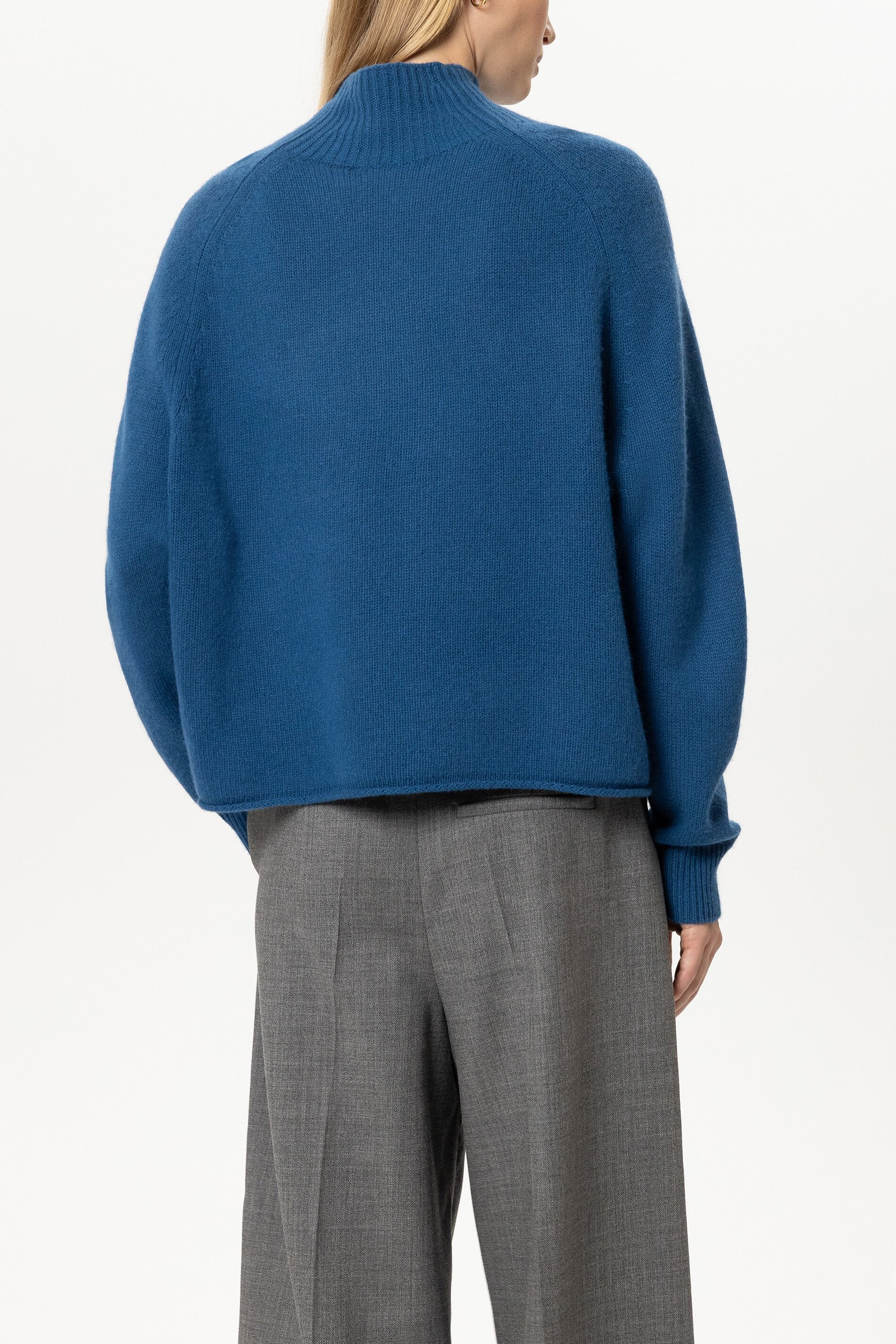 Turtleneck aus Kaschmir-Mix - sapphire - Standard | Model Rück
