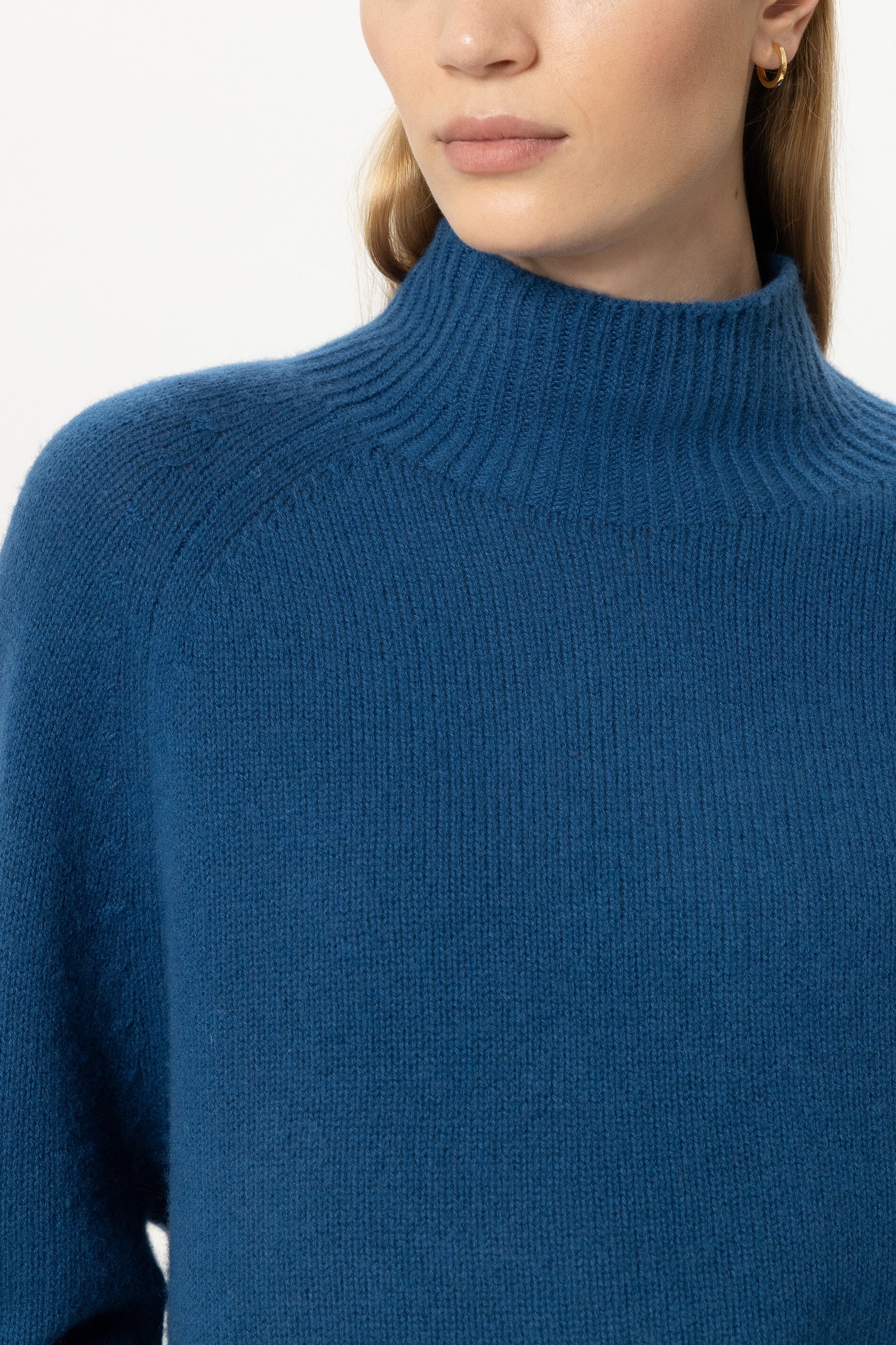 Turtleneck aus Kaschmir-Mix - sapphire - Standard | Model Detail