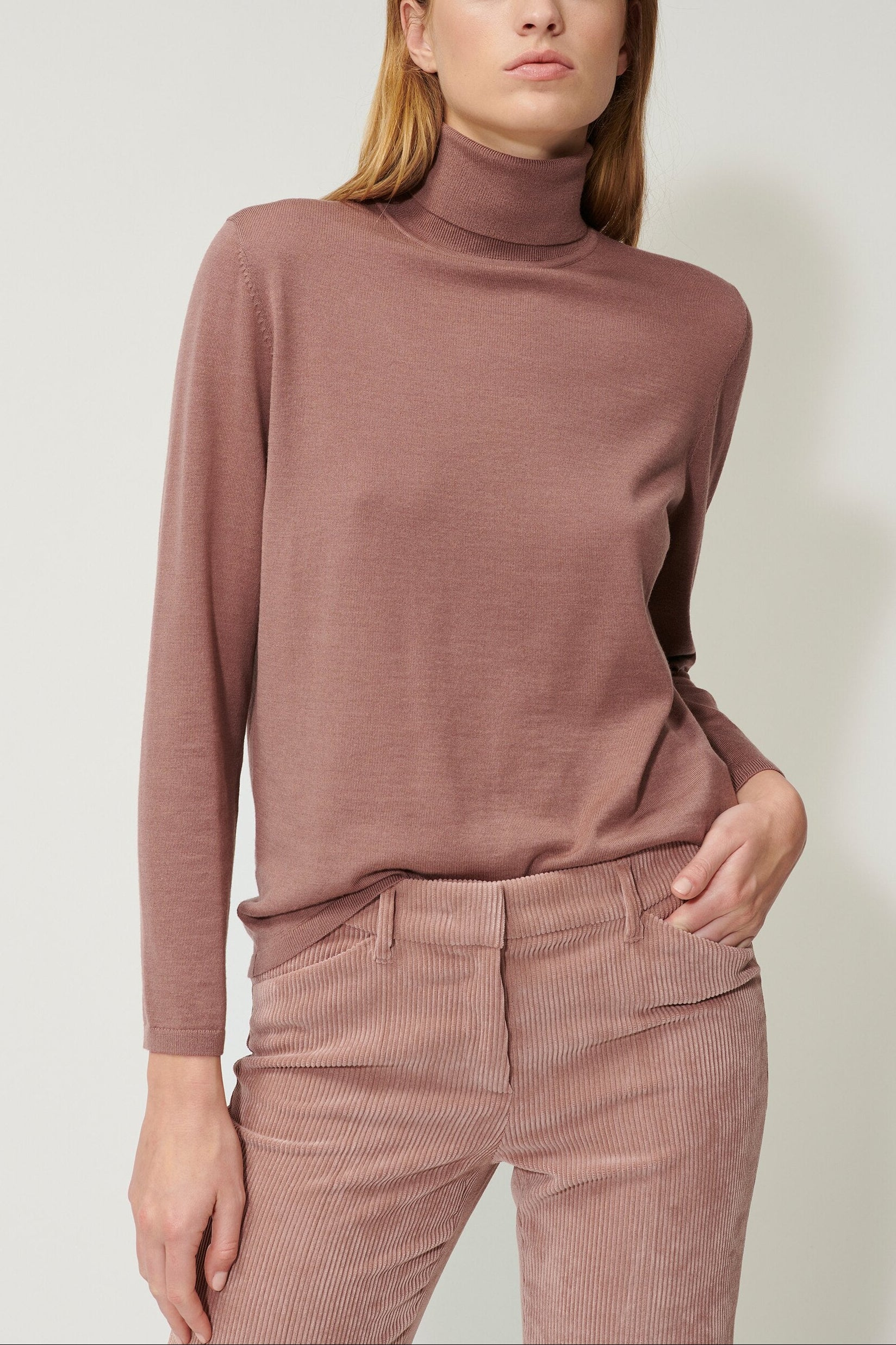 Rollkragenpulli aus Woll-Mix - smoky rosewood - Standard | Model Front