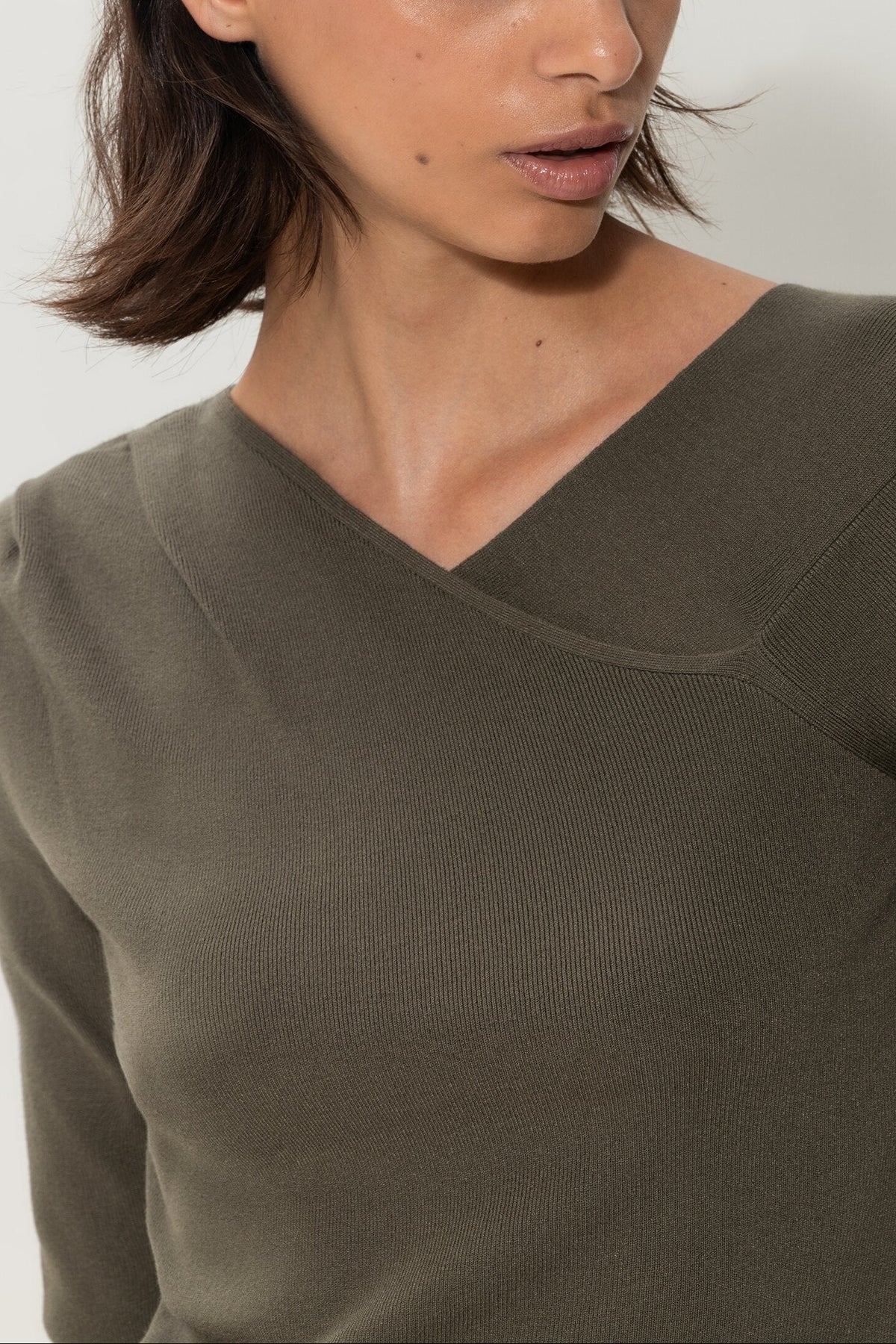Asymmetrischer Pullover - greyish khaki - Standard | Model Detail
