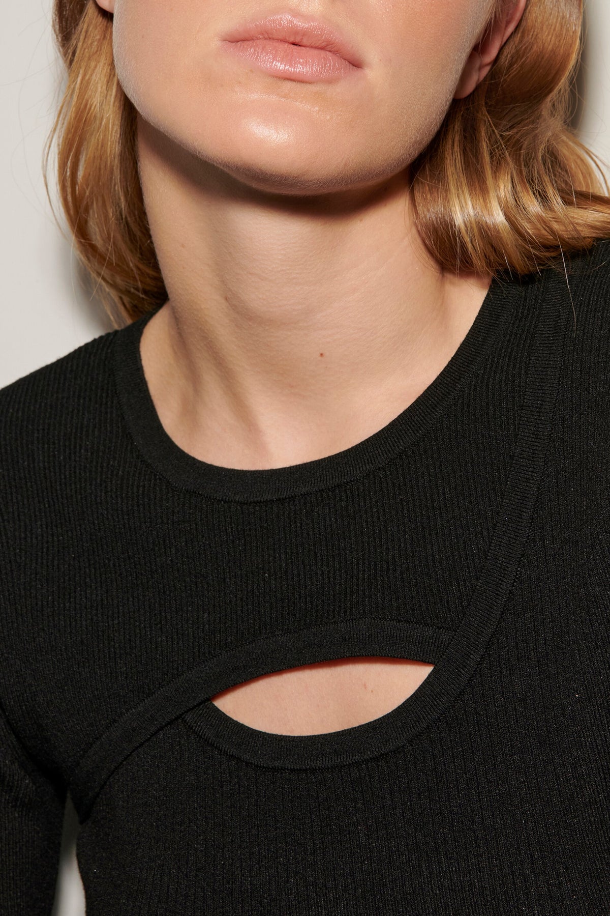 Strickpulli mit Cut-out-Detail - deep black - Standard | Model Detail