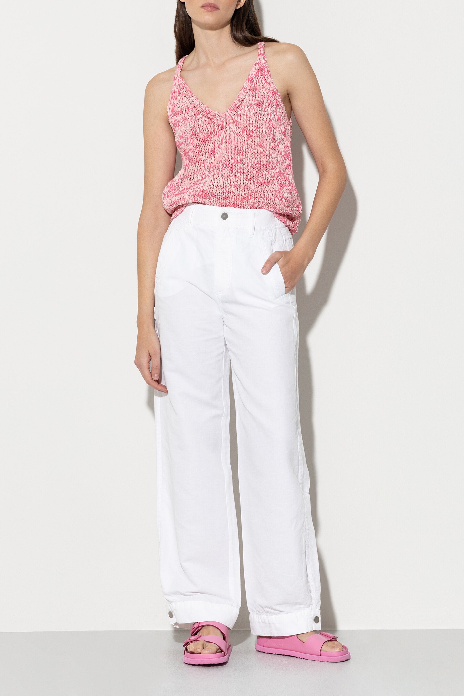 Tanktop mit V-Neck - candy pink - Standard | Model Front