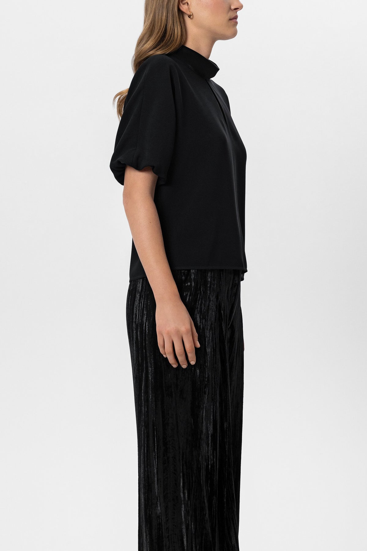 Bluse mit Ballon-Ärmel - deep black - Standard | Model Seite