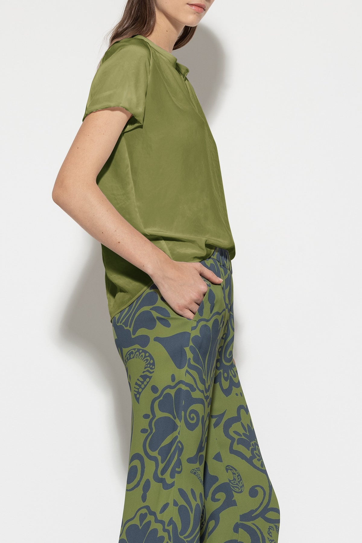 Fließendes Tunikatop - moss green - Standard | Model Seite