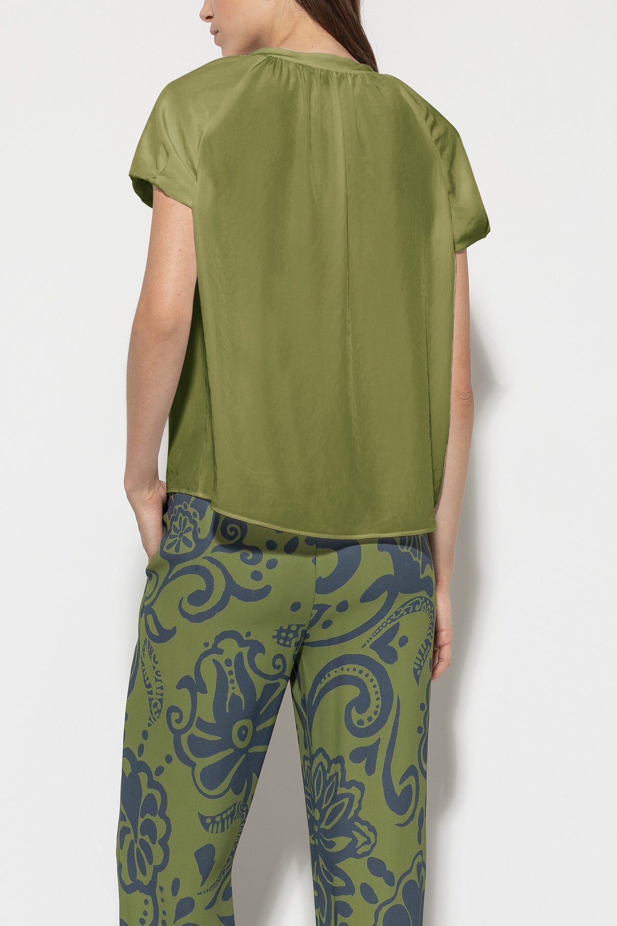 Fließendes Tunikatop - moss green - Standard | Model Rück
