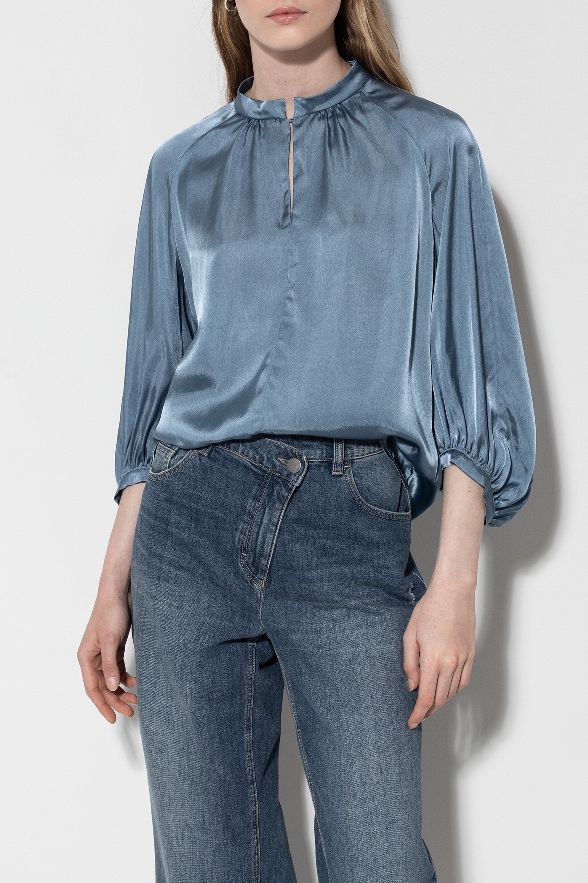 Stehkragenbluse mit 3/4-Arm - smoky blue - Standard | Model Front