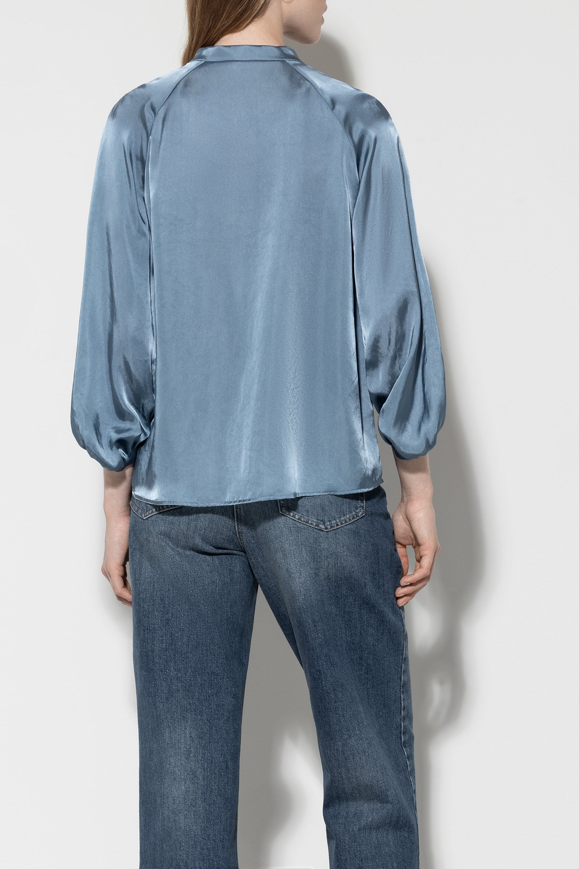 Stehkragenbluse mit 3/4-Arm - smoky blue - Standard | Model Rück