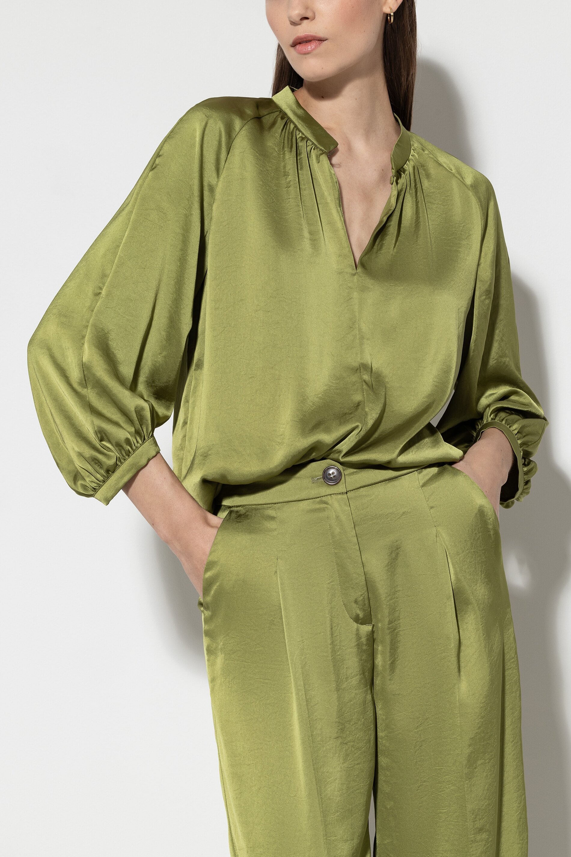 Stehkragenbluse mit 3/4-Arm - moss green - Standard | Model Front