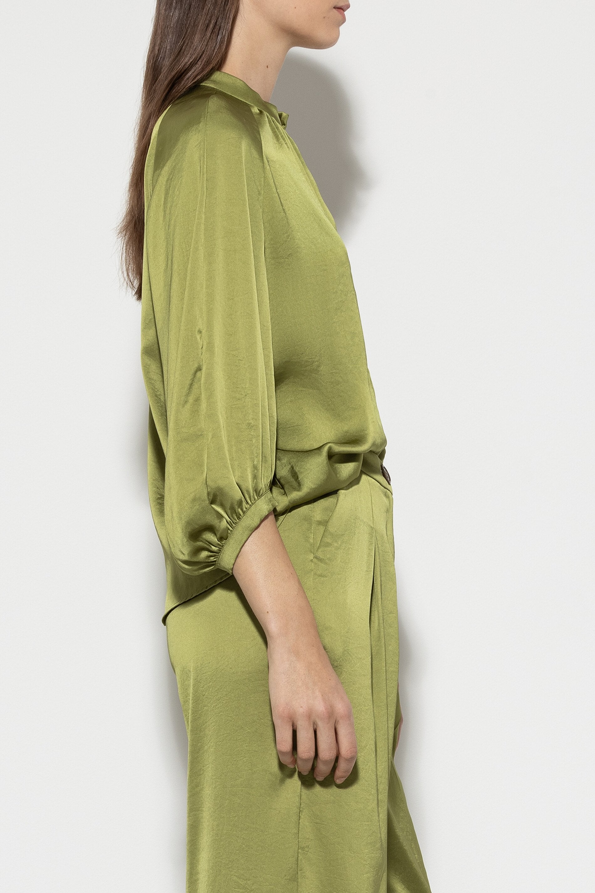 Stehkragenbluse mit 3/4-Arm - moss green - Standard | Model Seite