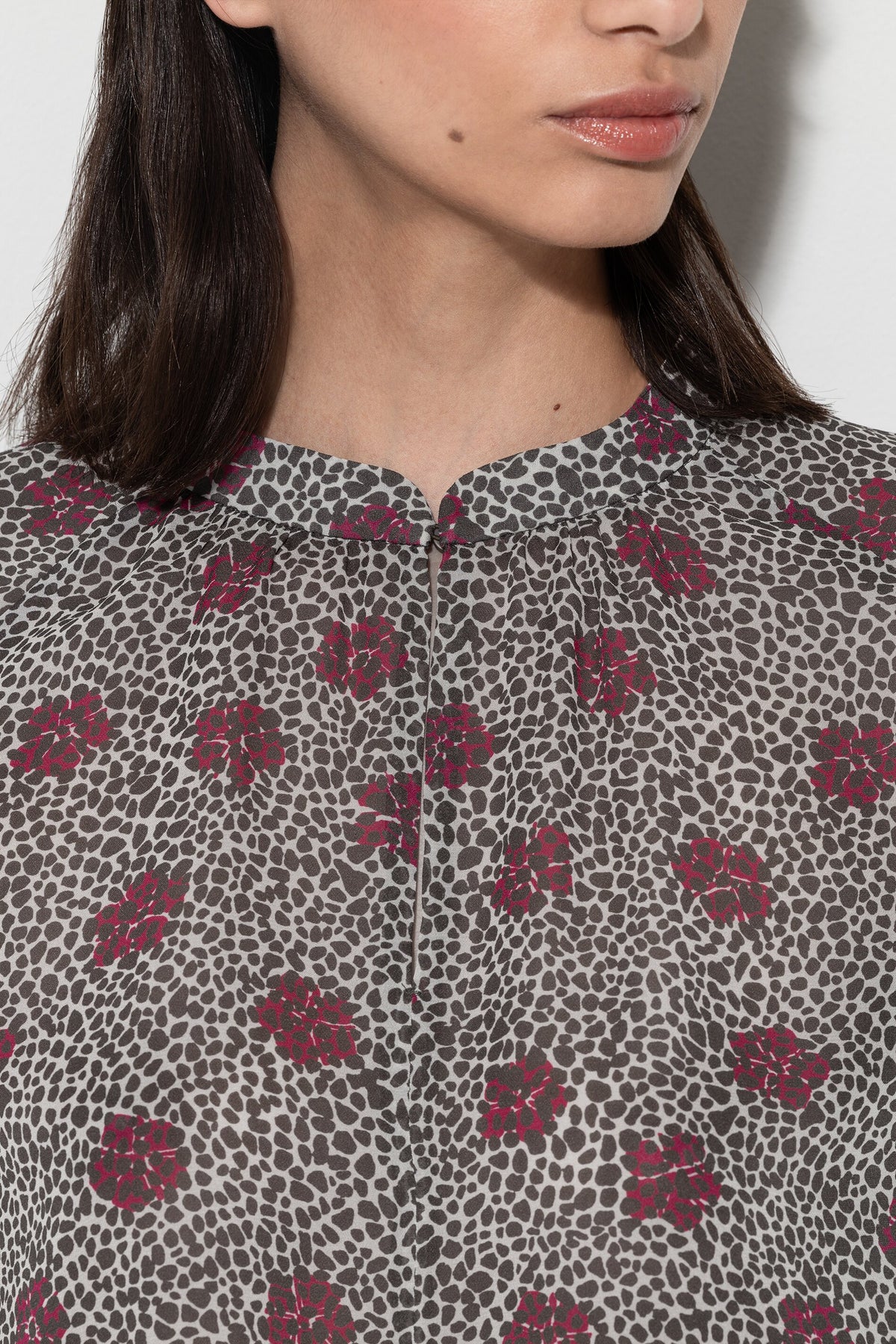 Bluse mit Millefeleurs-Print - multi - Standard | Model Detail