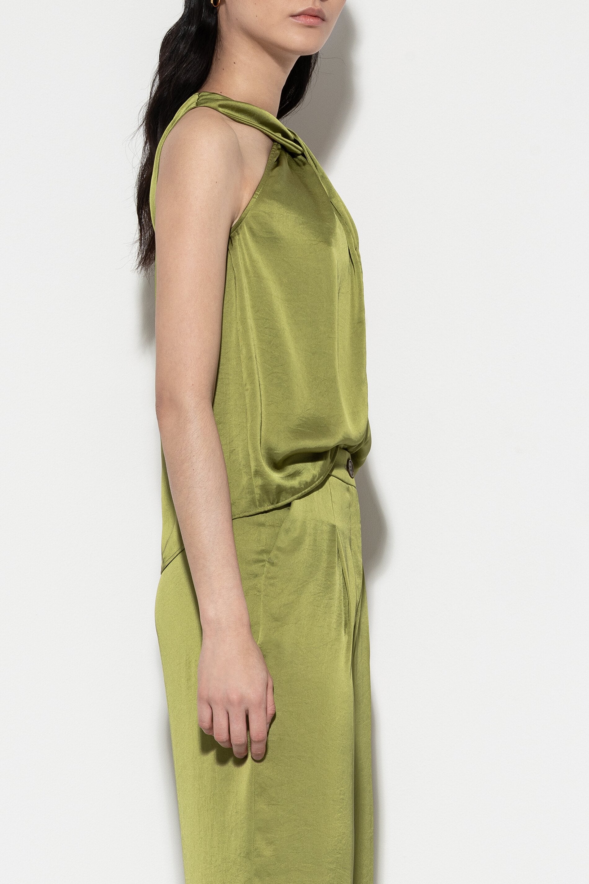 Top mit Knotendetail - moss green - Standard | Model Seite