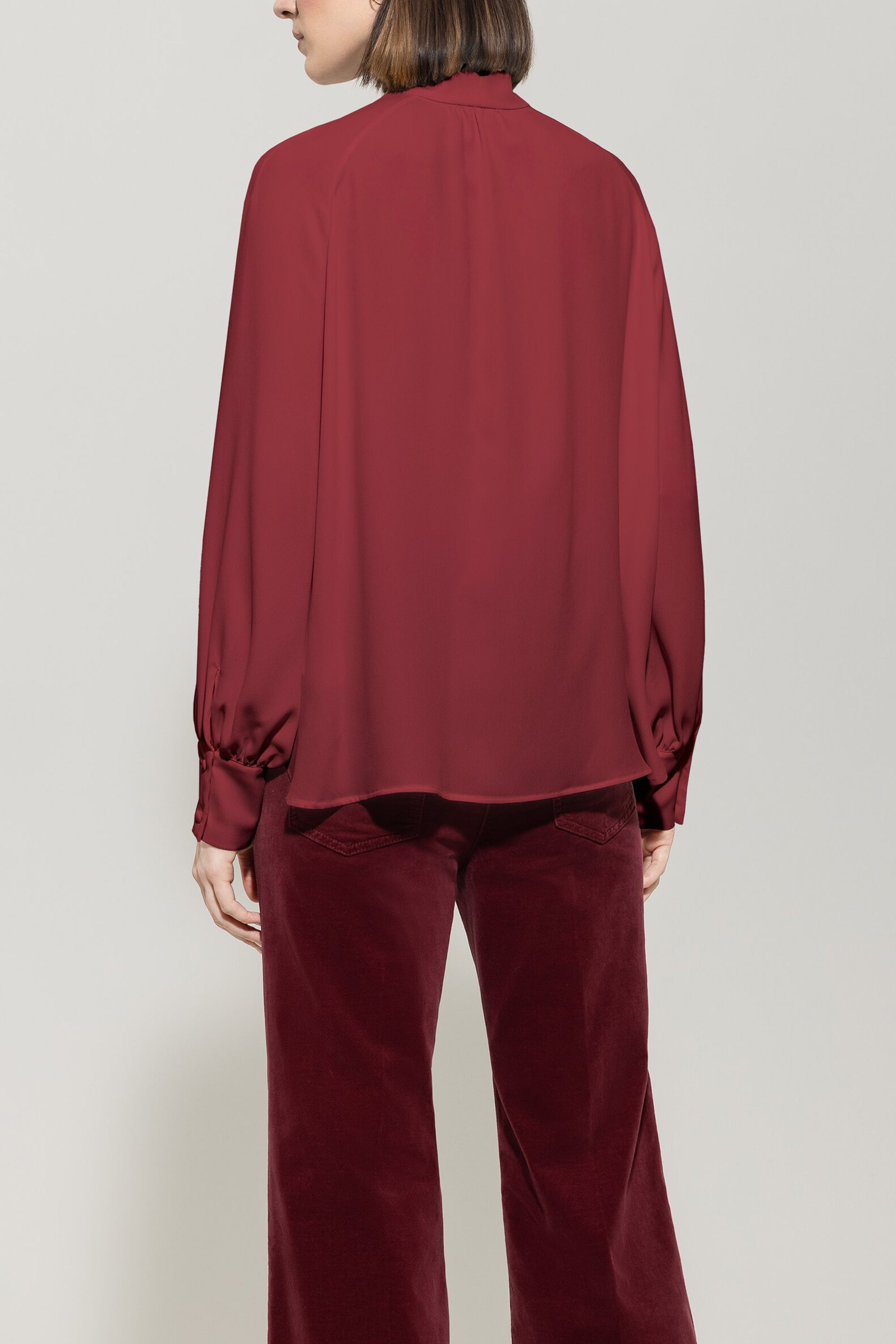 Schluppenbluse aus Seiden-Mix - berry red - Standard | Model Rück