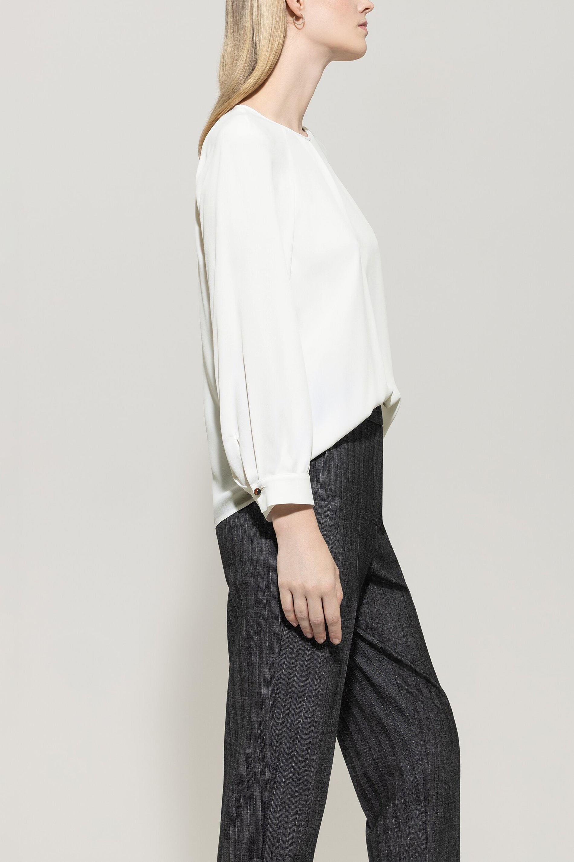 Blusenshirt aus Seiden-Mix - off white - Standard | Model Seite