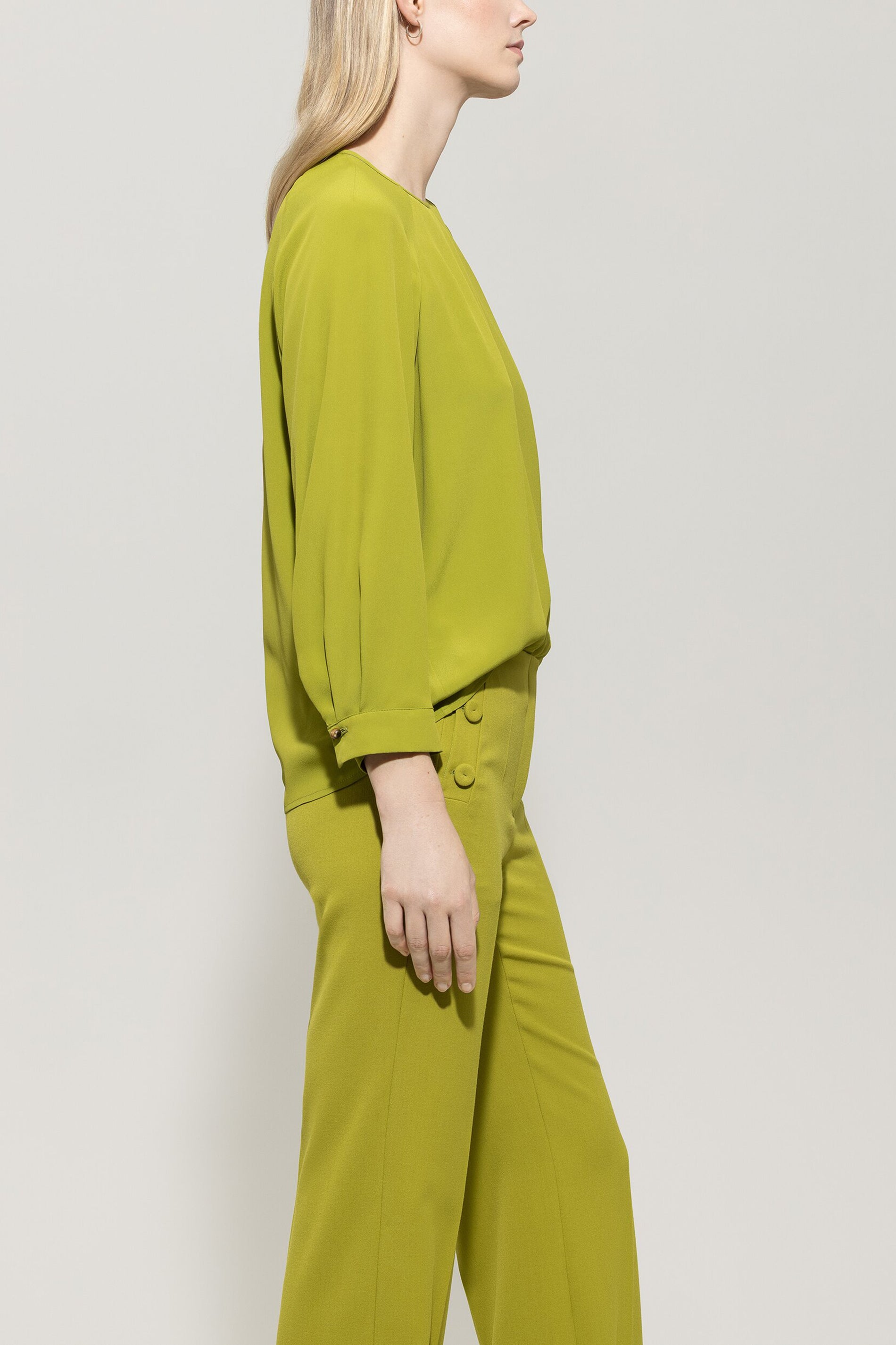 Blusenshirt aus Seiden-Mix - acid green - Standard | Model Seite