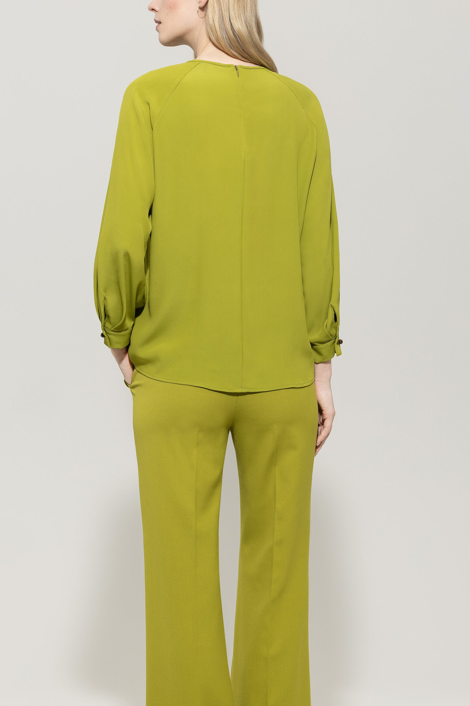 Blusenshirt aus Seiden-Mix - acid green - Standard | Model Rück