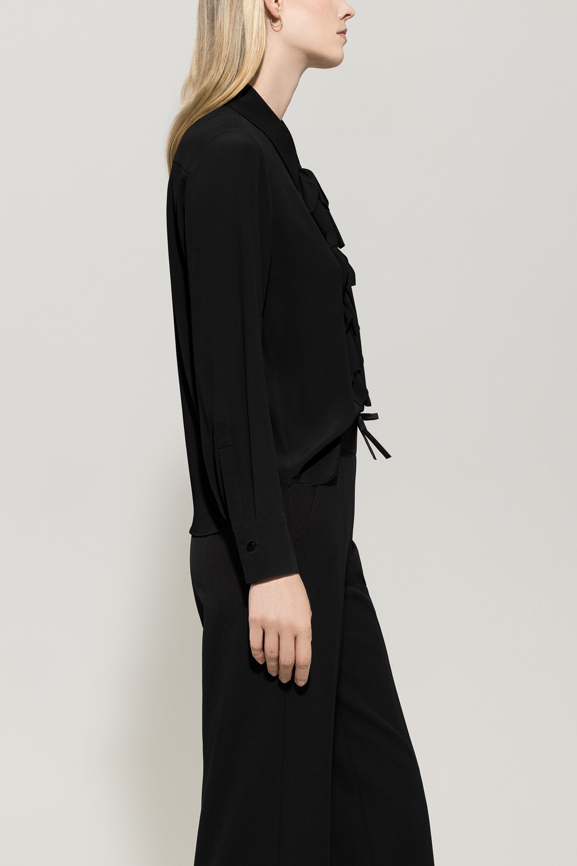 Rüschenbluse aus Seiden-Mix - deep black - Standard | Model Seite