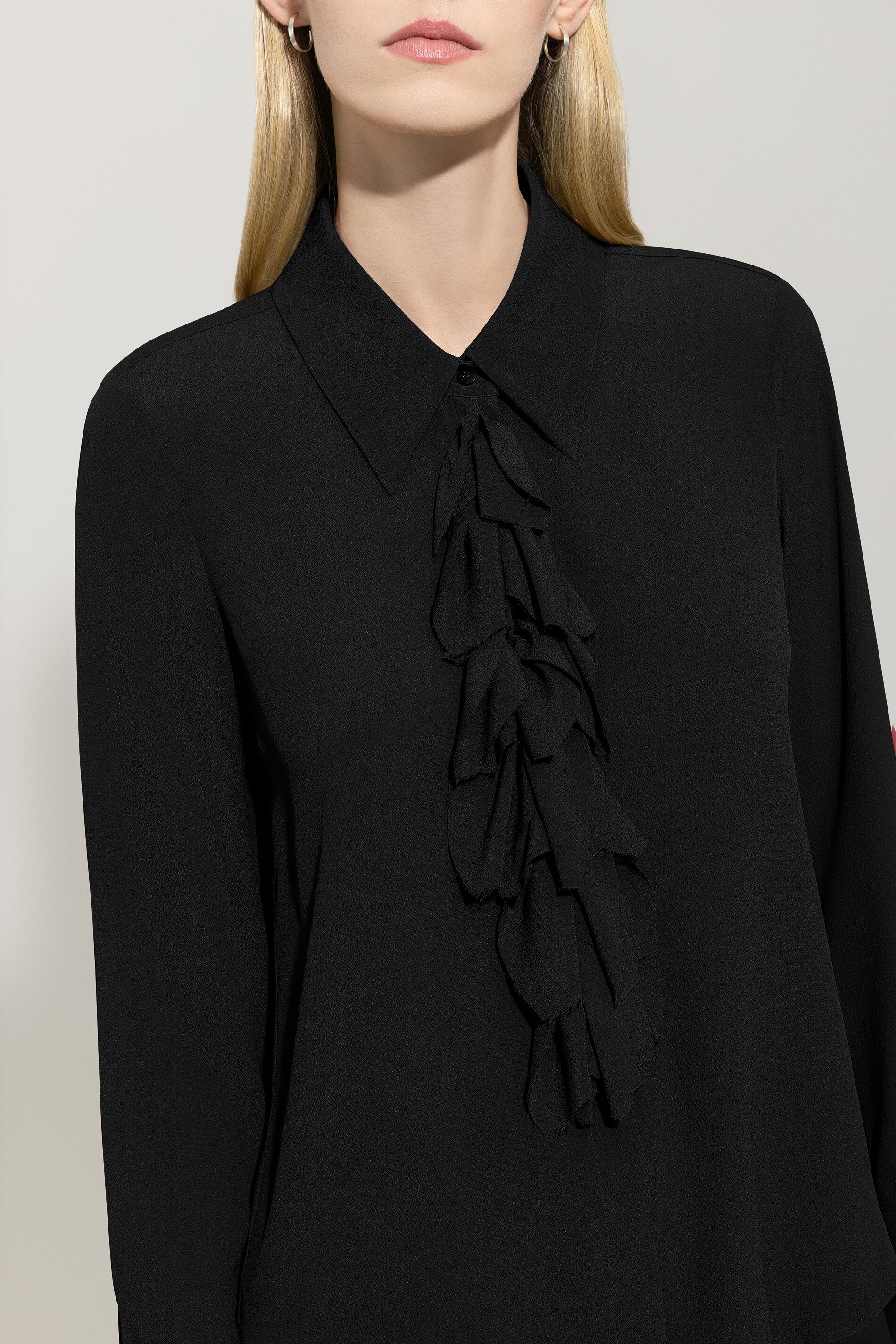 Rüschenbluse aus Seiden-Mix - deep black - Standard | Model Detail