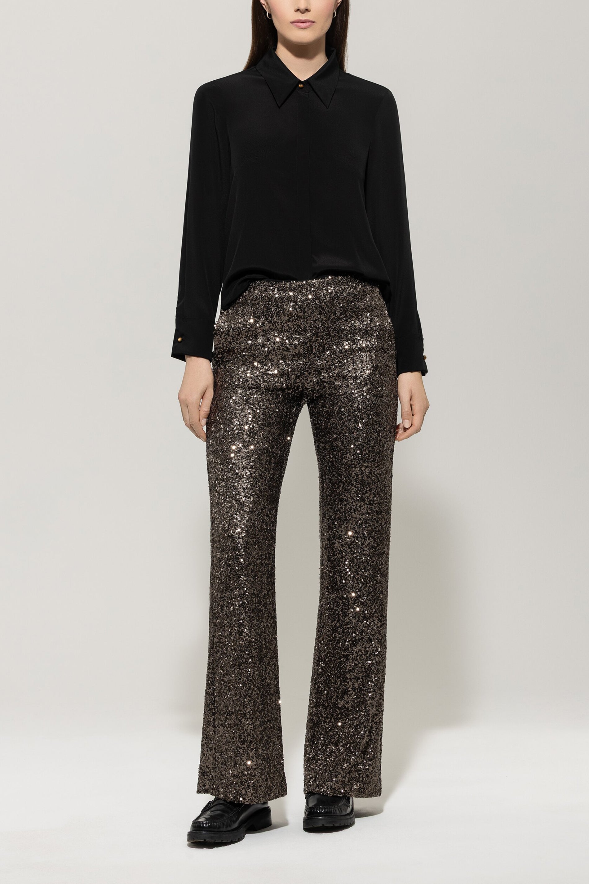 Hemdbluse aus Seiden-Mix - deep black - Standard | Model Front