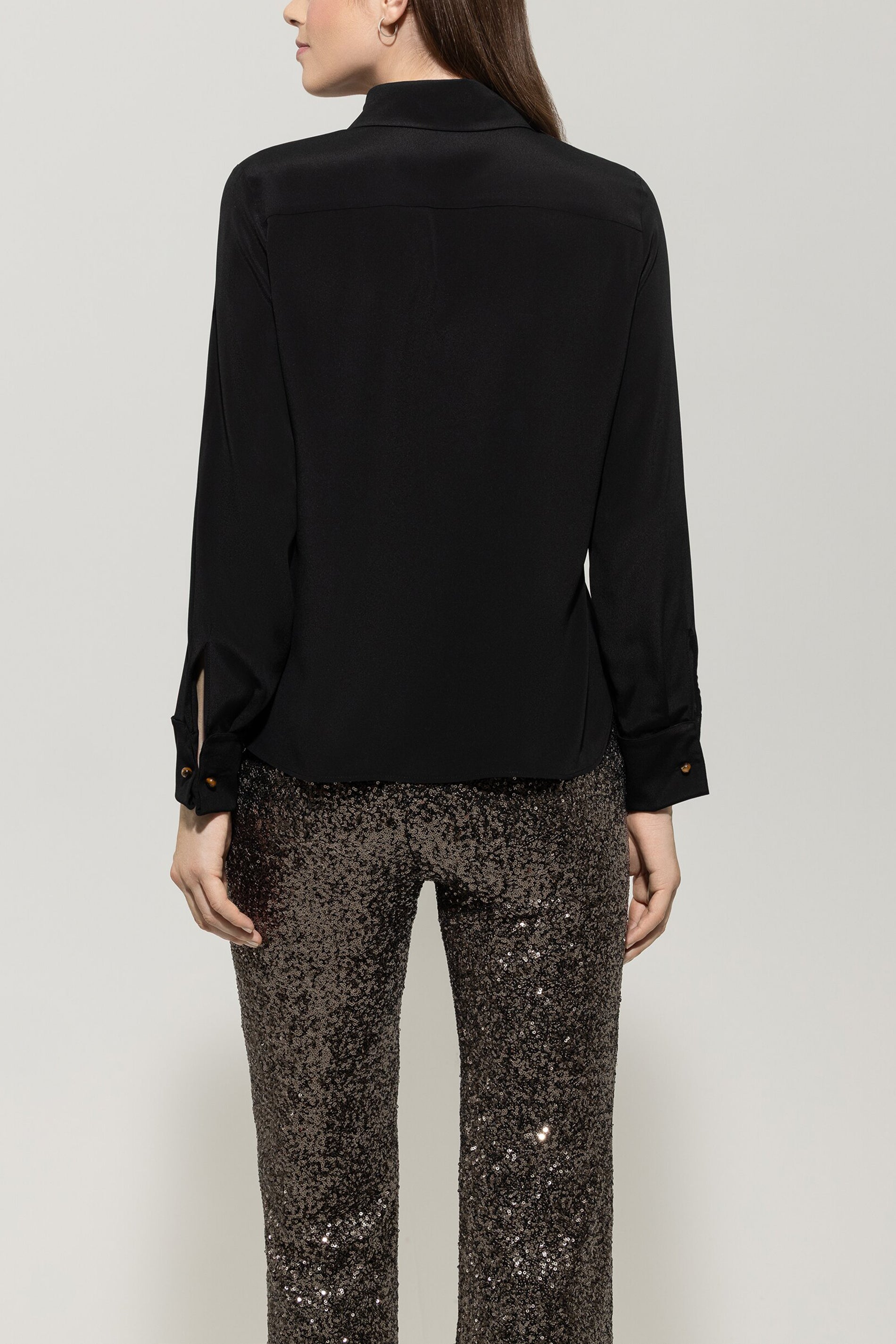 Hemdbluse aus Seiden-Mix - deep black - Standard | Model Rück