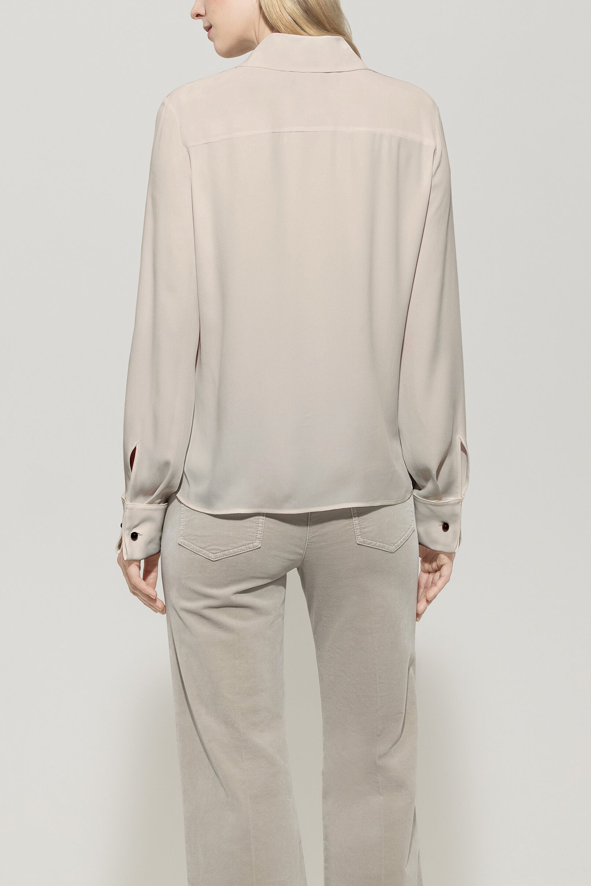 Hemdbluse aus Seiden-Mix - oyster - Standard | Model Rück