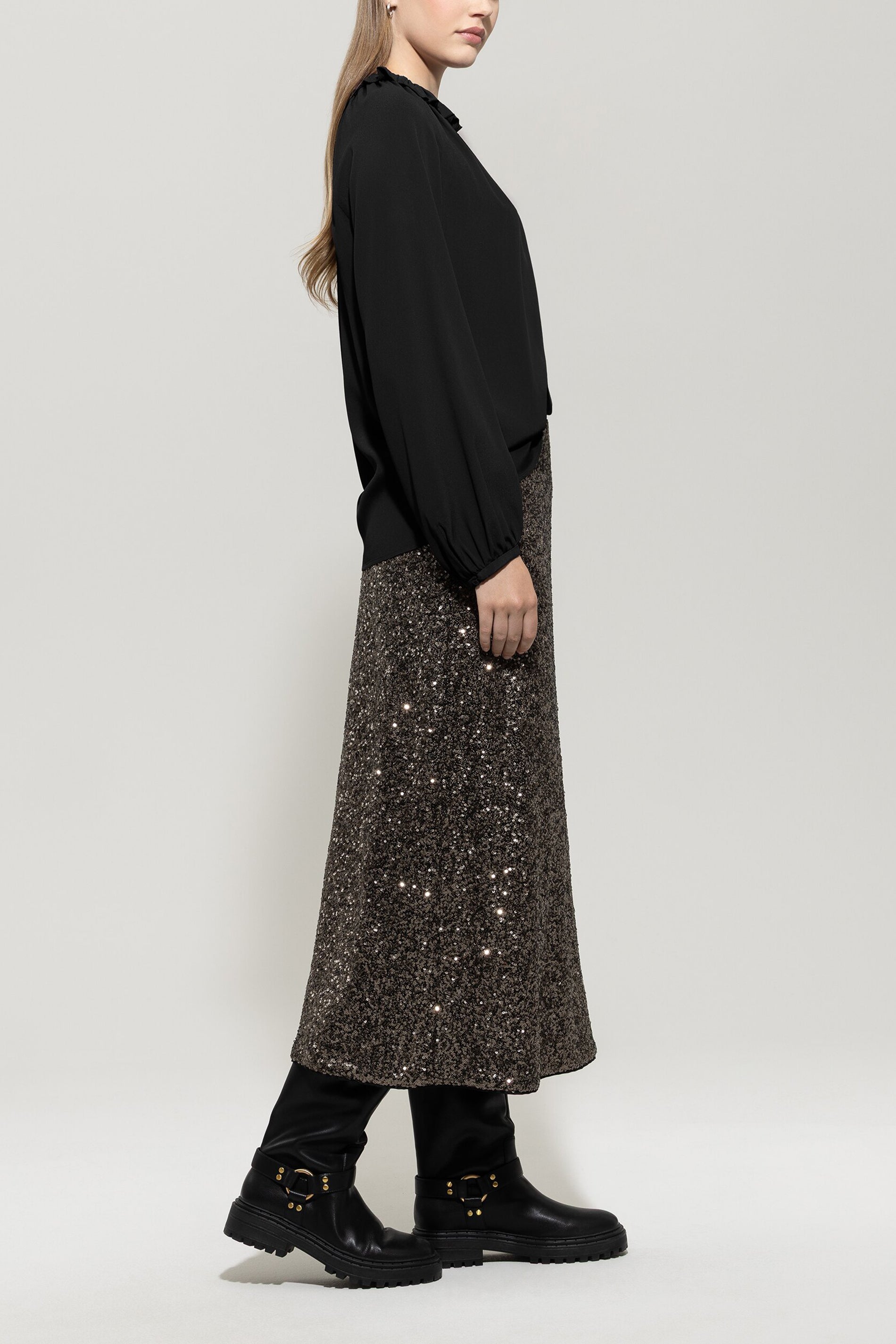 Rüschenbluse aus Seiden-Mix - deep black - Standard | Model Seite