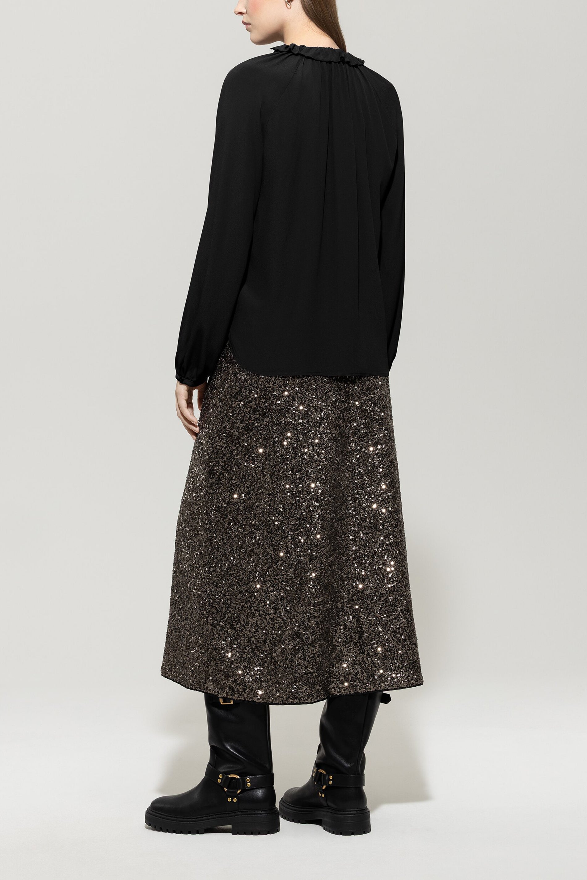 Rüschenbluse aus Seiden-Mix - deep black - Standard | Model Rück