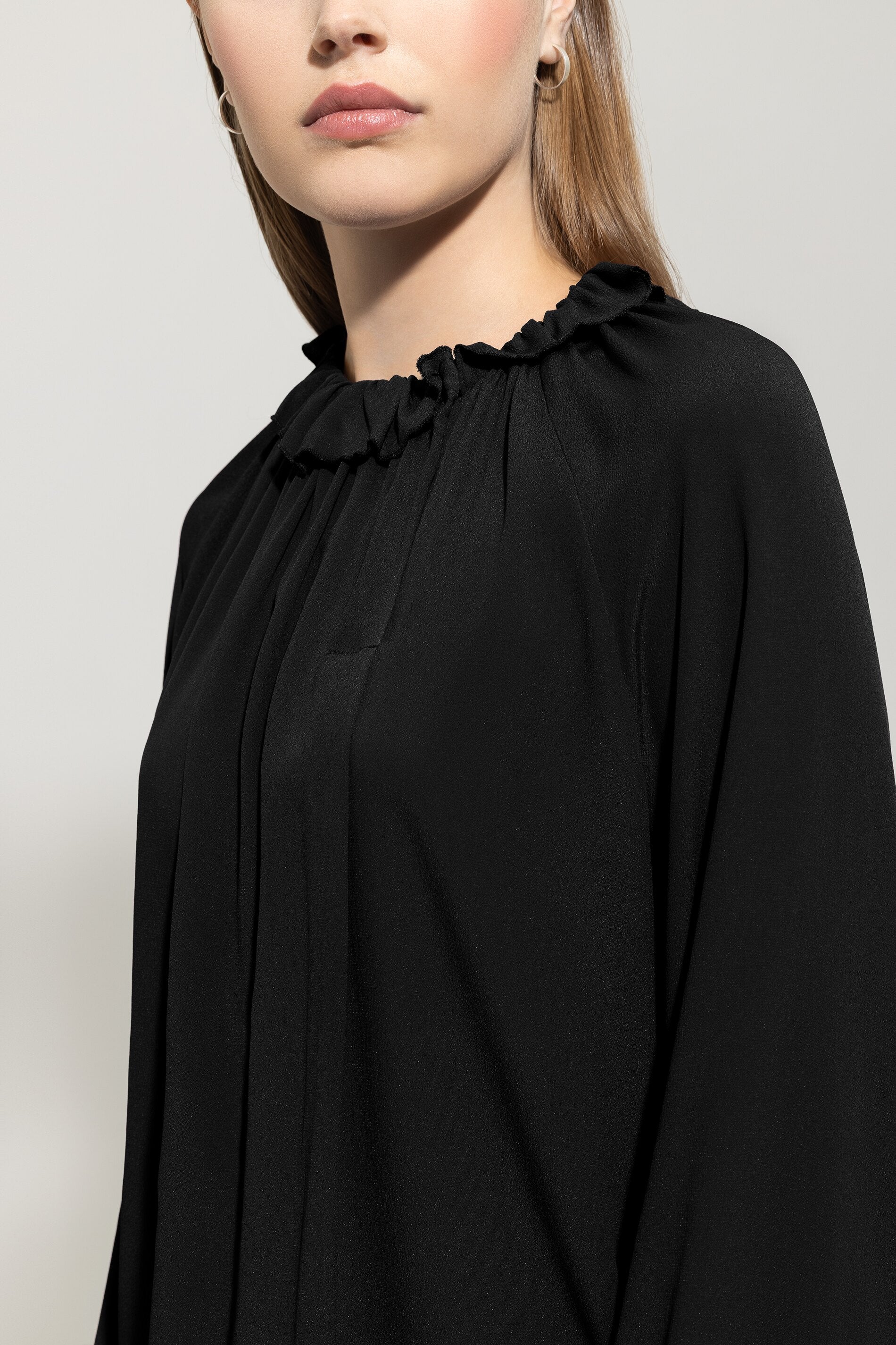 Rüschenbluse aus Seiden-Mix - deep black - Standard | Model Detail