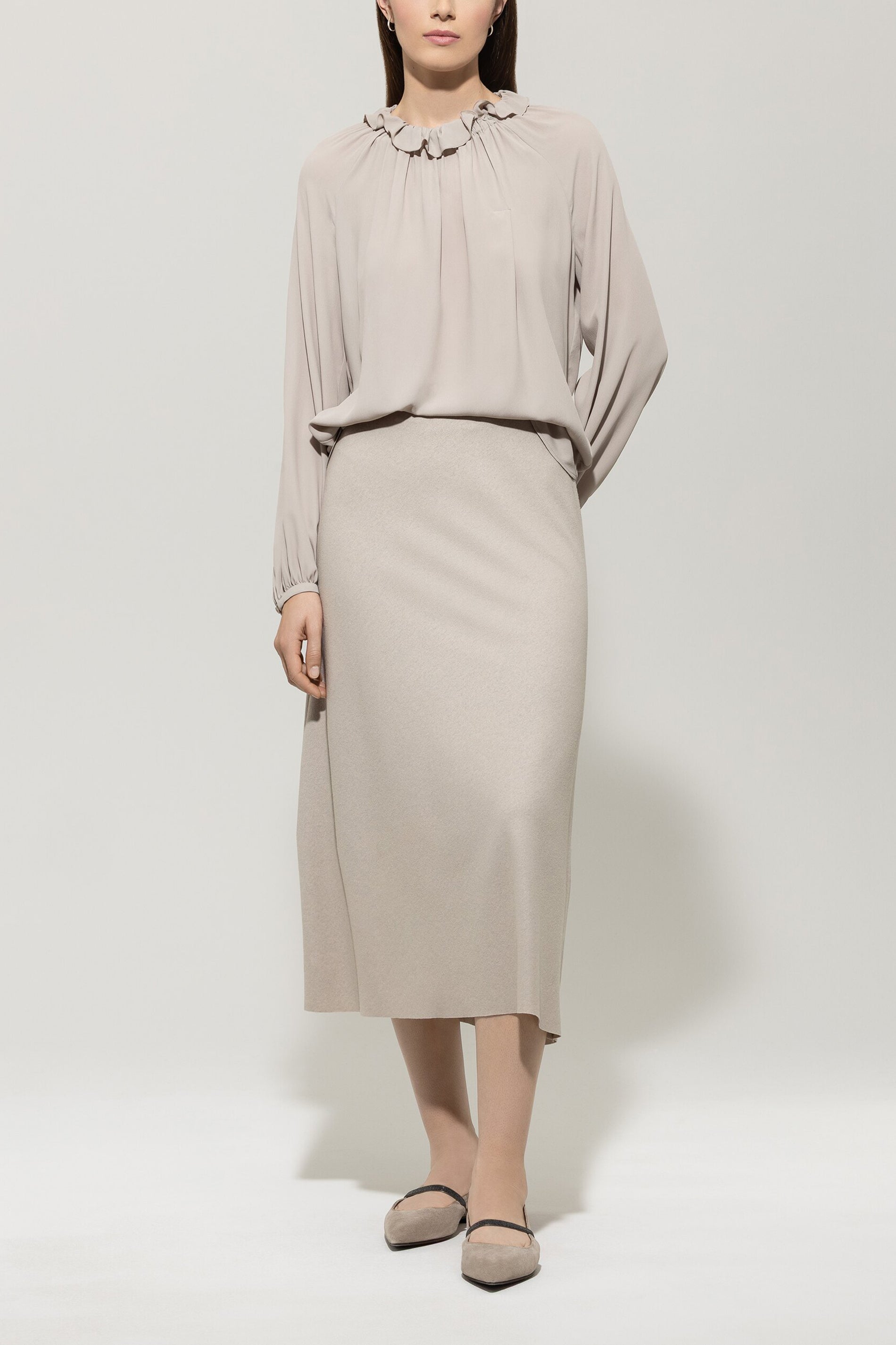 Rüschenbluse aus Seiden-Mix - oyster - Standard | Model Front