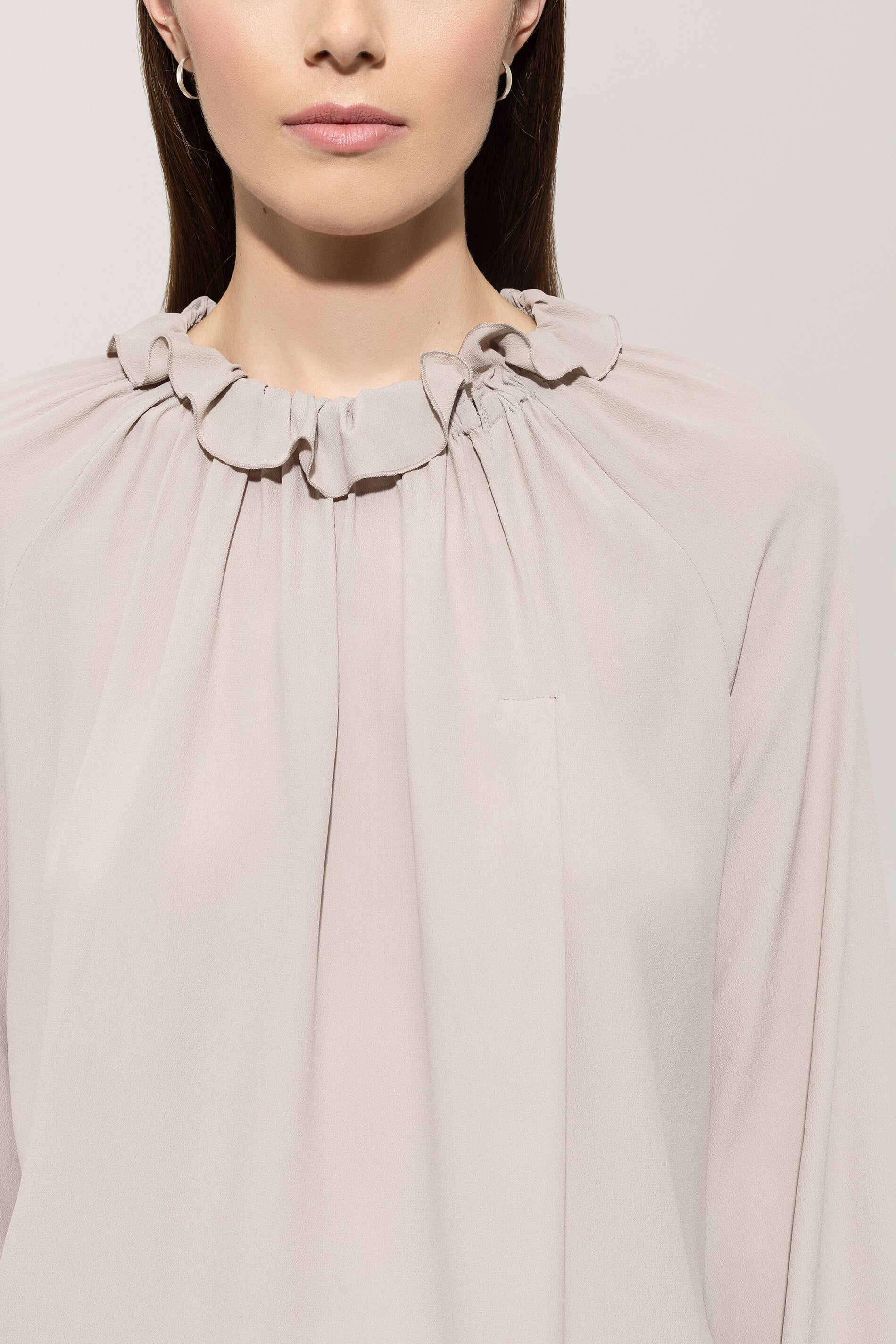 Rüschenbluse aus Seiden-Mix - oyster - Standard | Model Detail