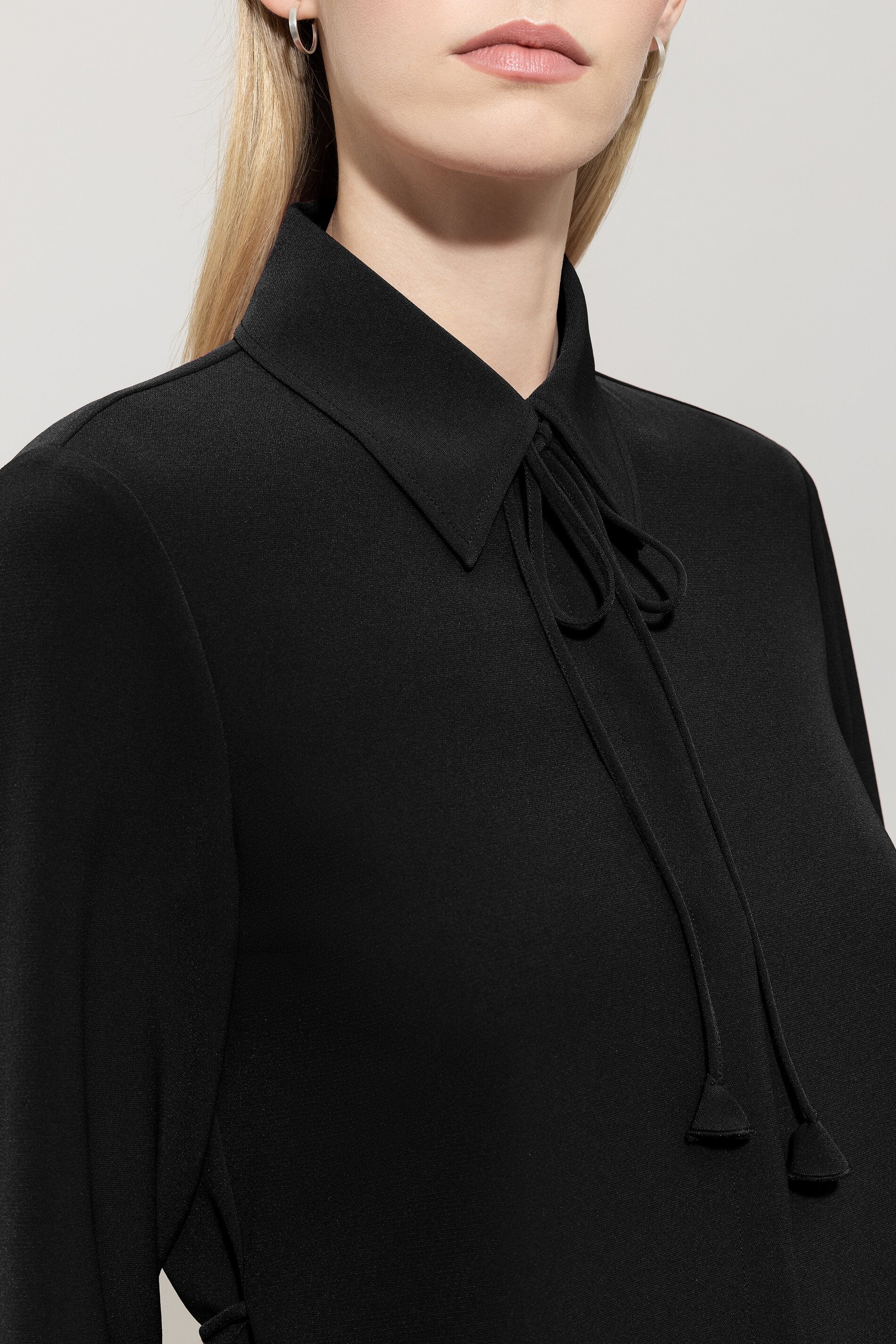 Hemdbluse mit Bindebanddetail - deep black - Standard | Model Detail