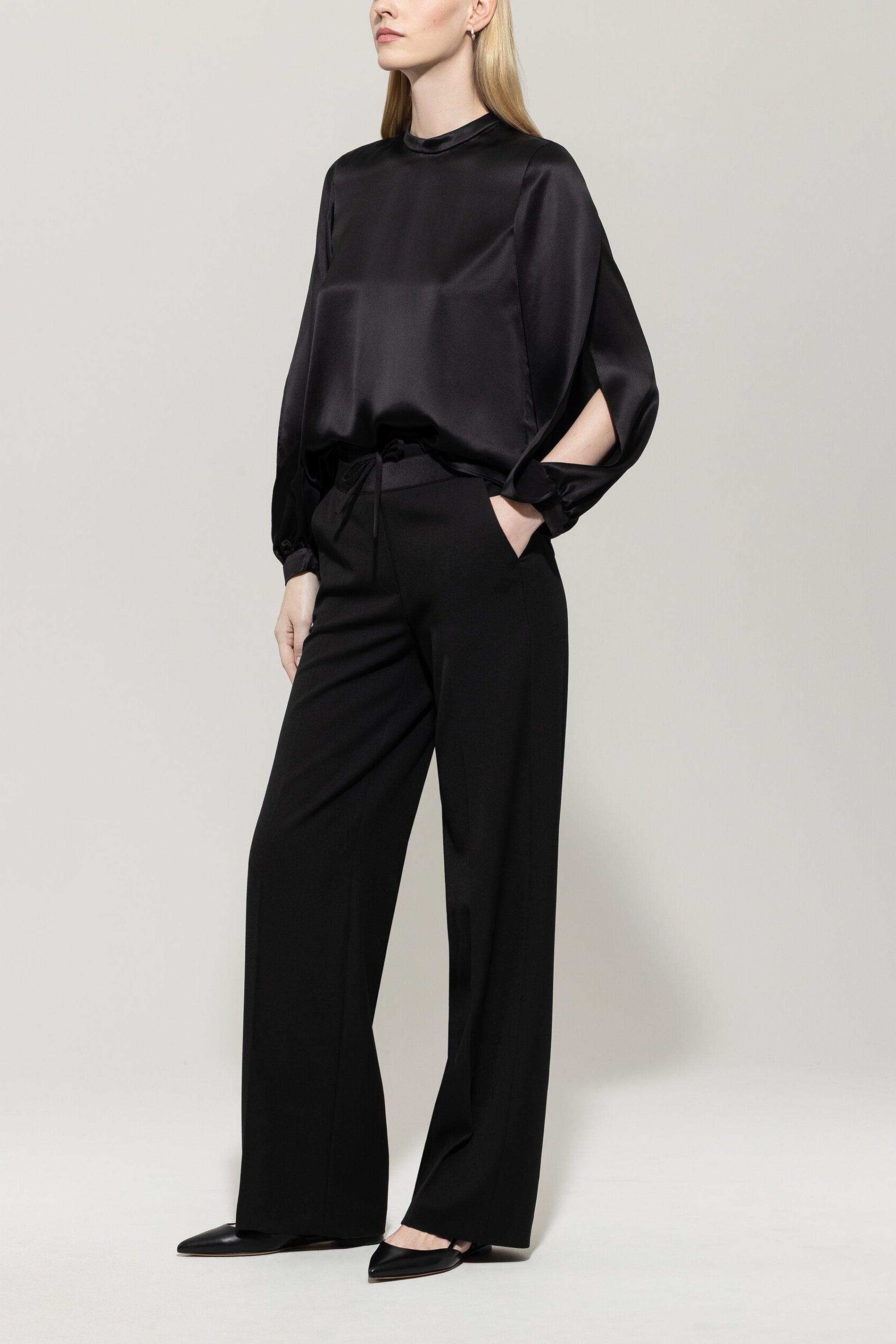 Seidenbluse mit offenen Ärmeln - deep black - Standard | Model Front