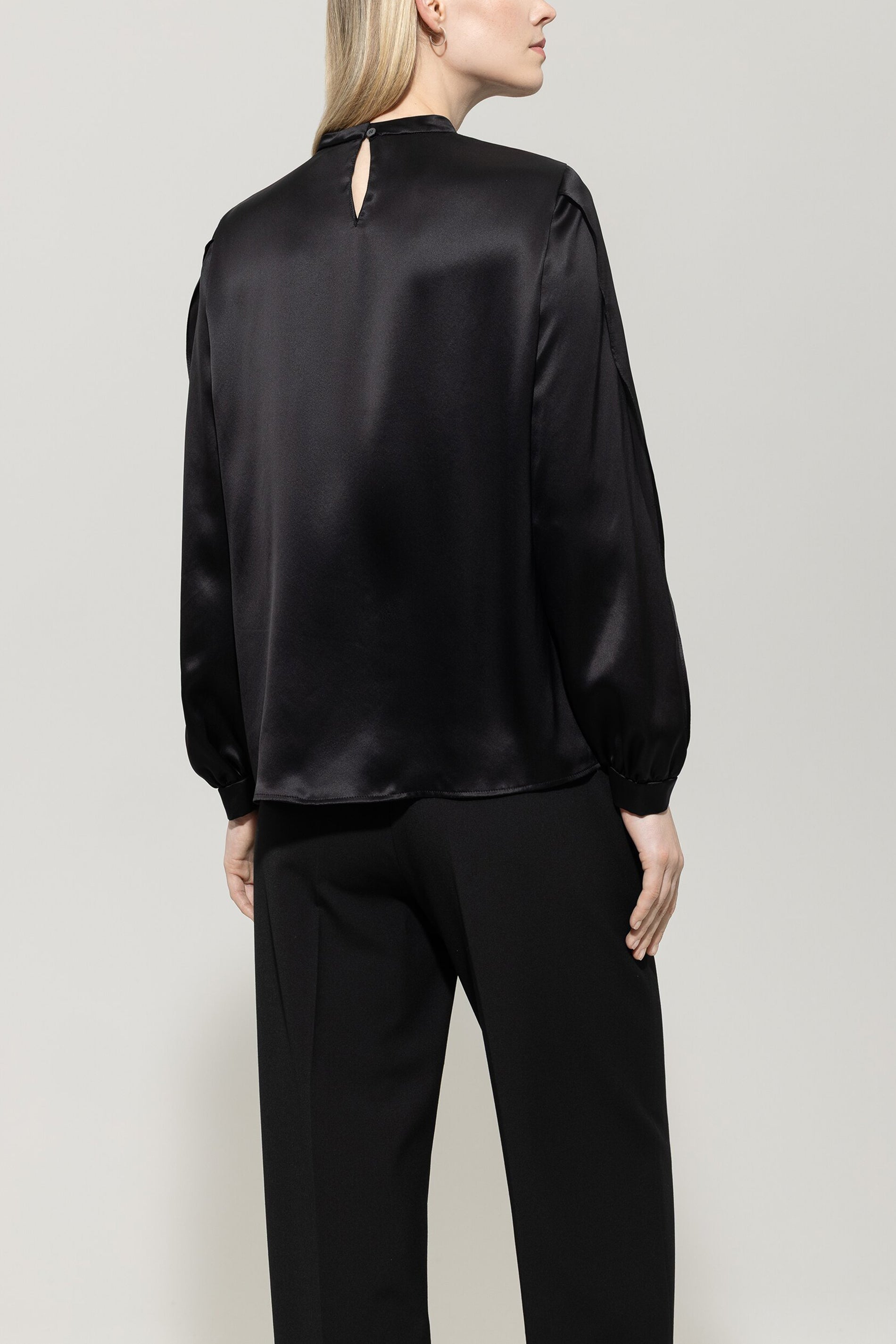 Seidenbluse mit offenen Ärmeln - deep black - Standard | Model Rück