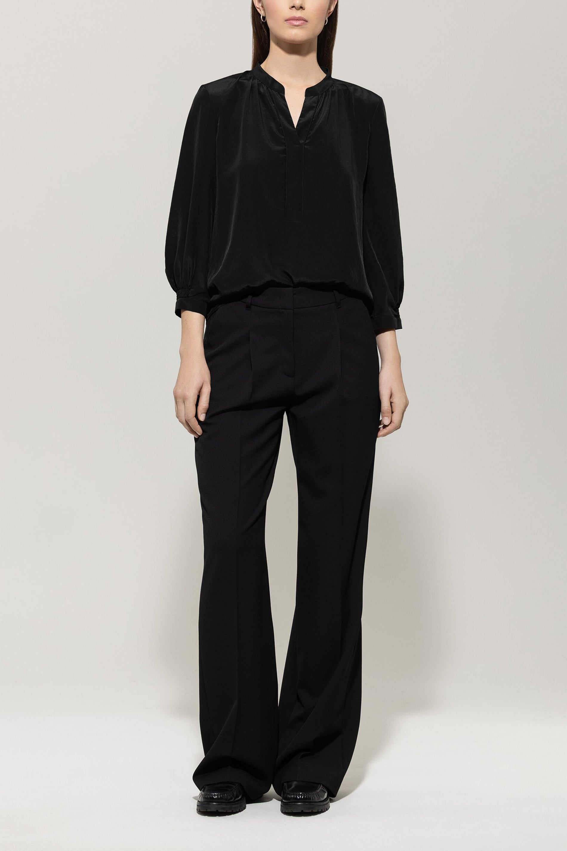 Bluse mit Smokdetail - deep black - Standard | Model Front