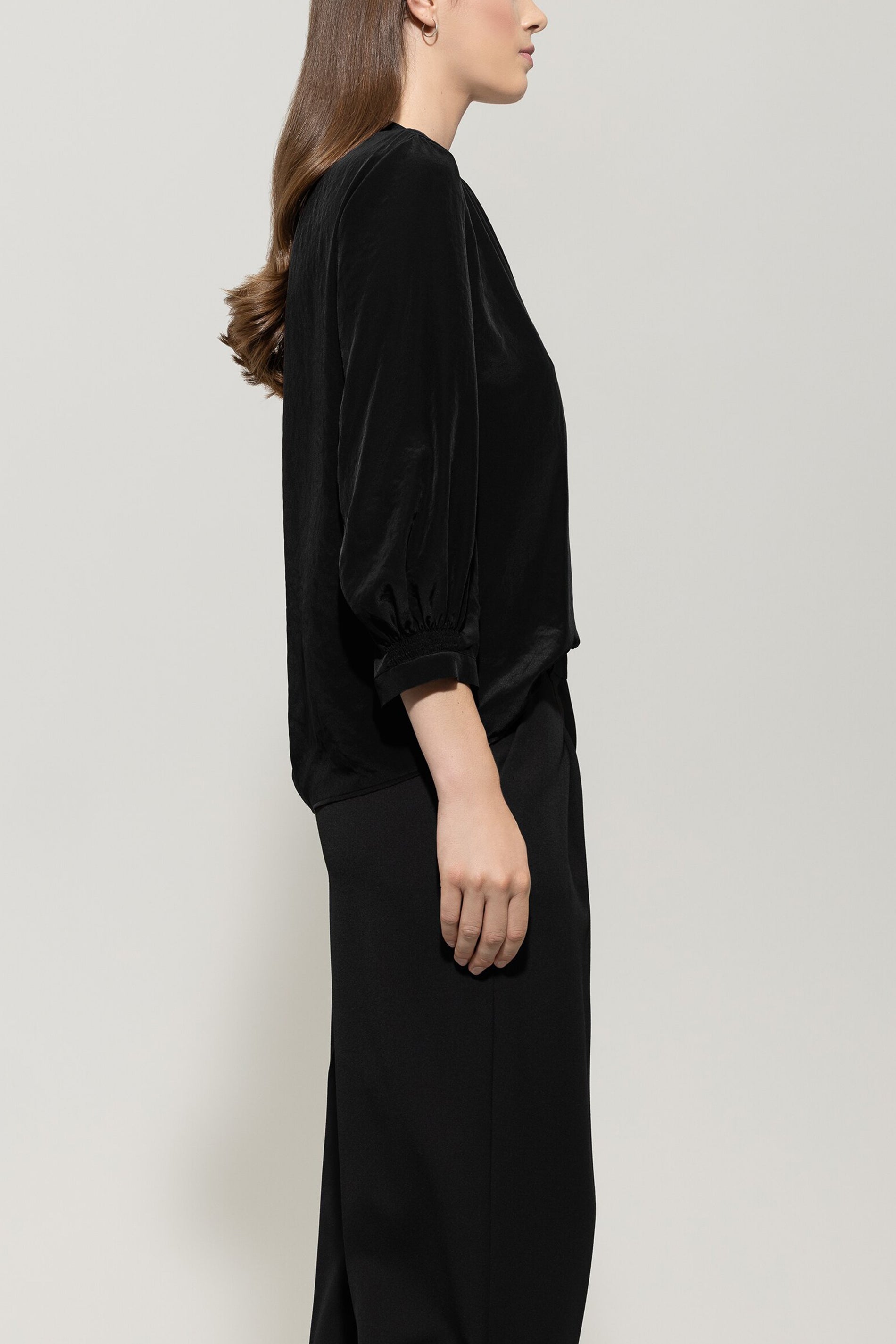 Bluse mit Smokdetail - deep black - Standard | Model Seite