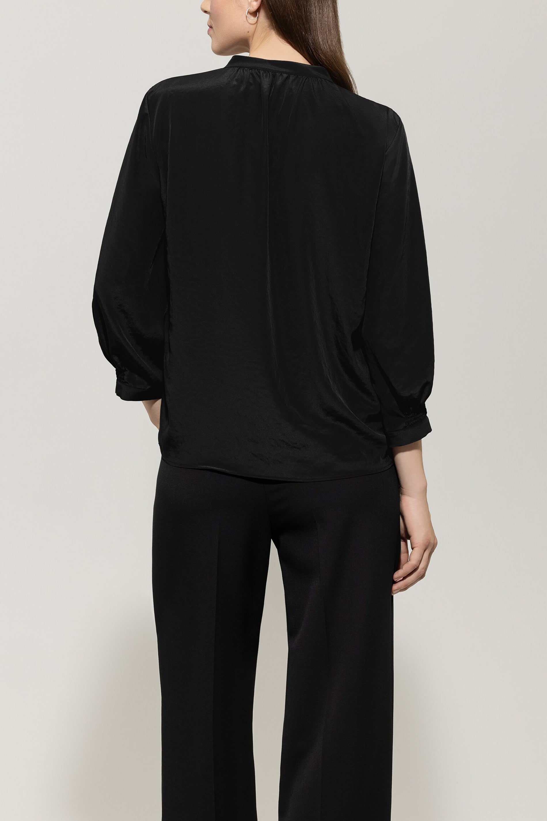 Bluse mit Smokdetail - deep black - Standard | Model Rück