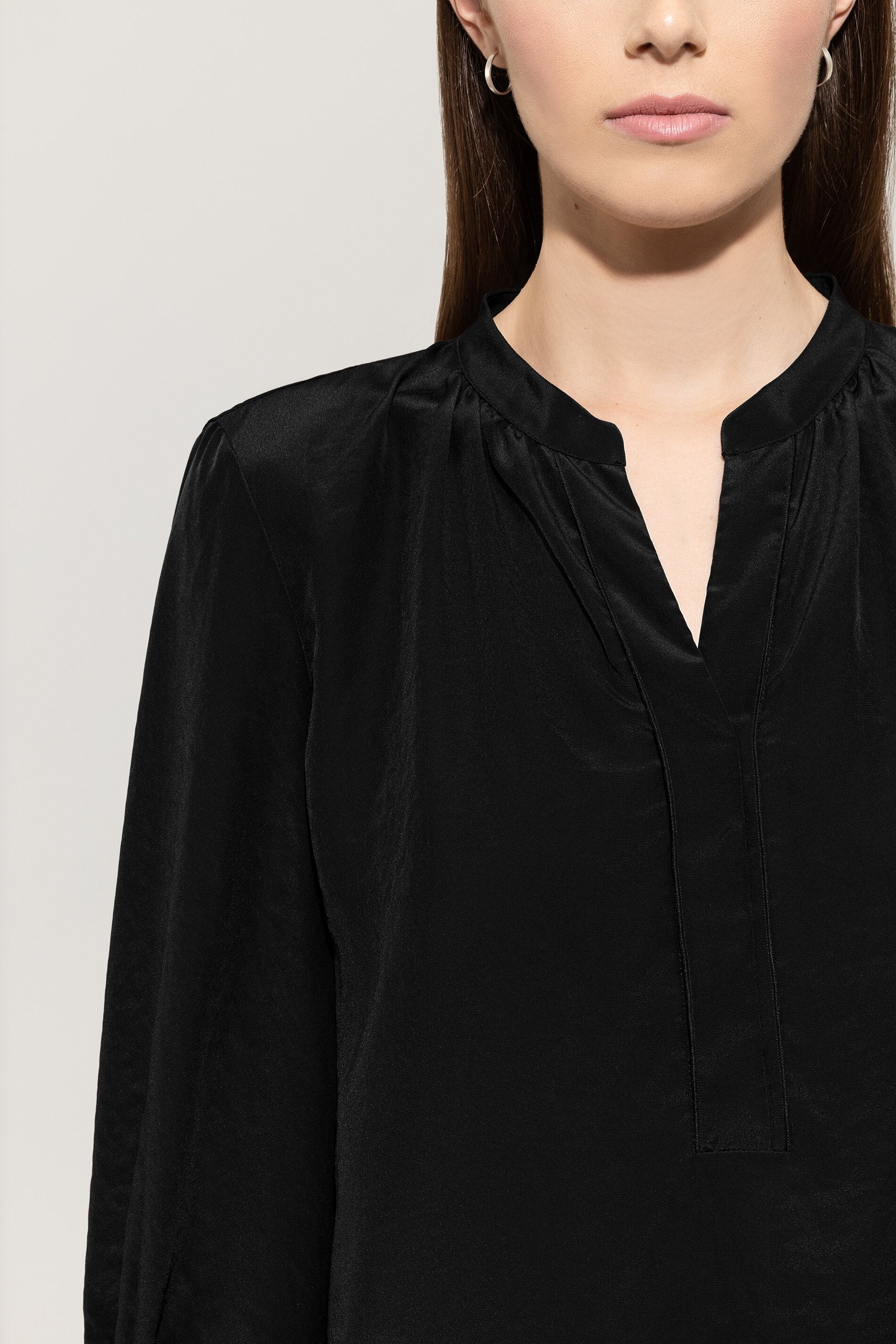 Bluse mit Smokdetail - deep black - Standard | Model Detail