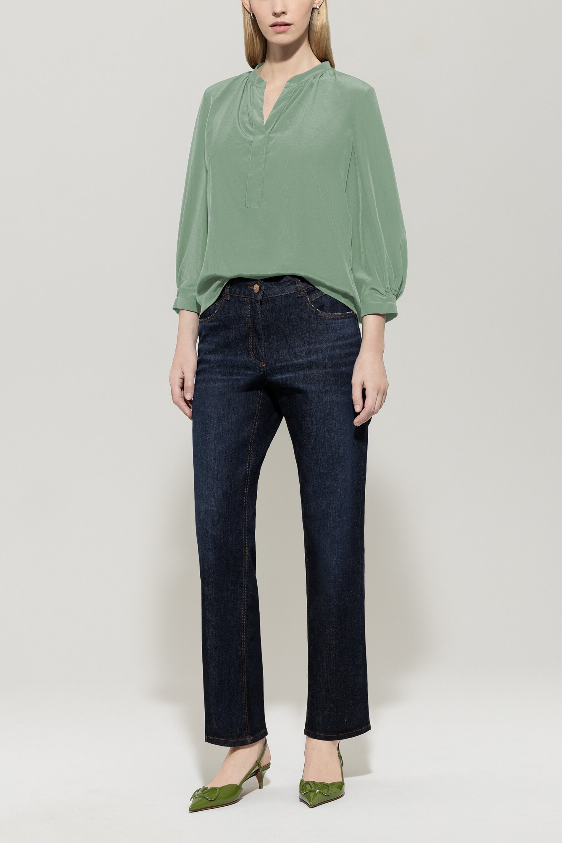 Bluse mit Smokdetail - salbei - Standard | Model Front