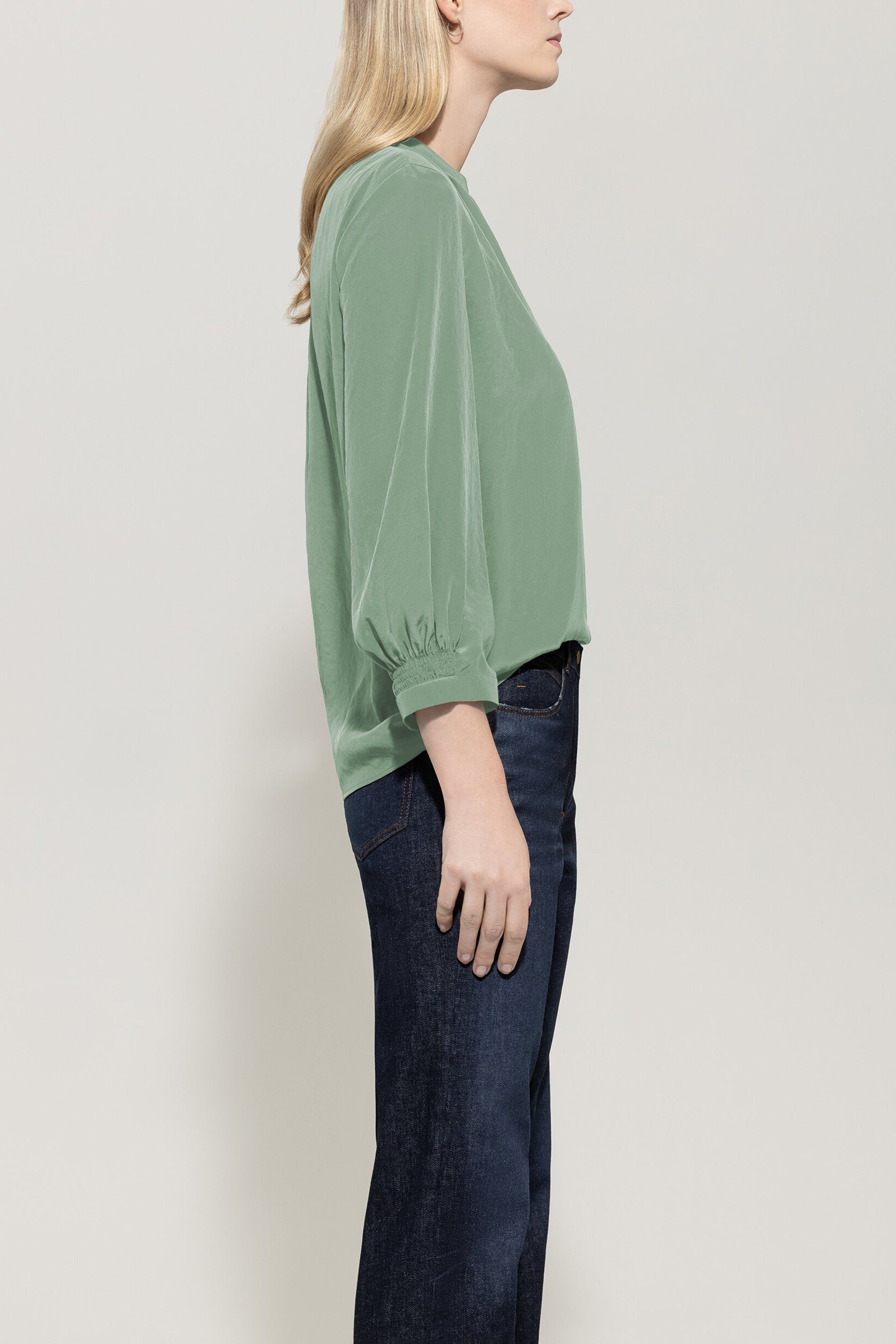 Bluse mit Smokdetail - salbei - Standard | Model Seite