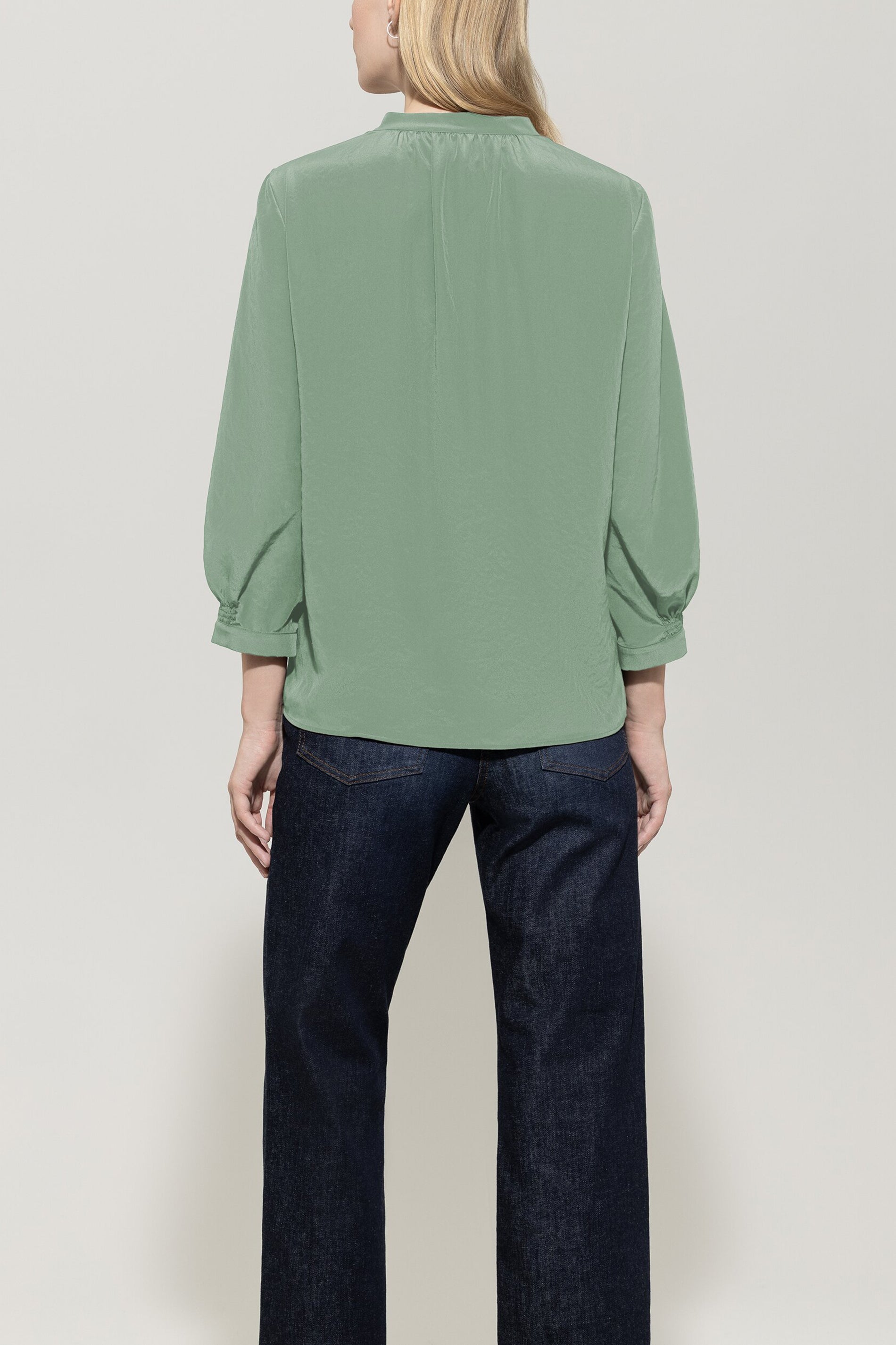 Bluse mit Smokdetail - salbei - Standard | Model Rück