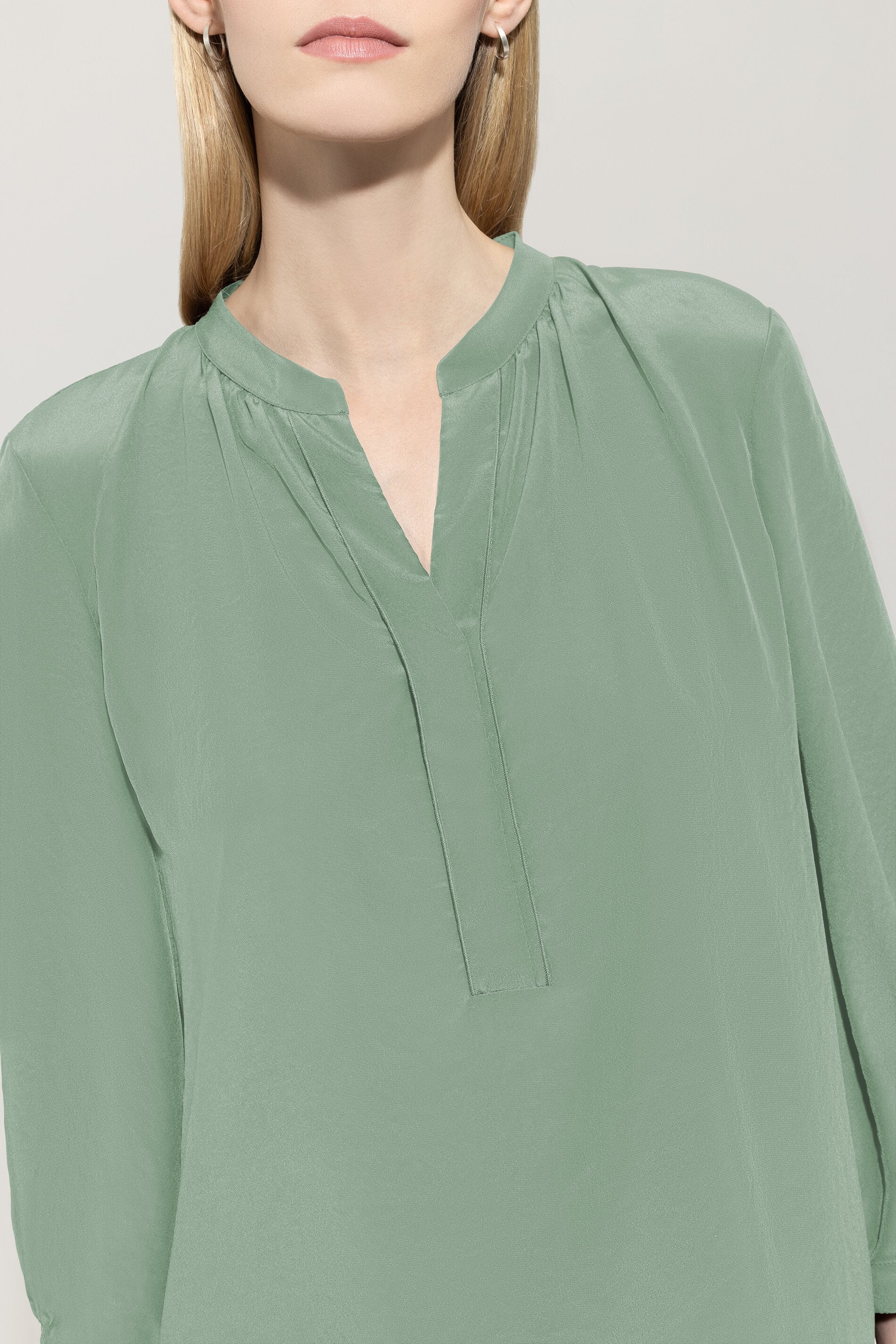 Bluse mit Smokdetail - salbei - Standard | Model Detail