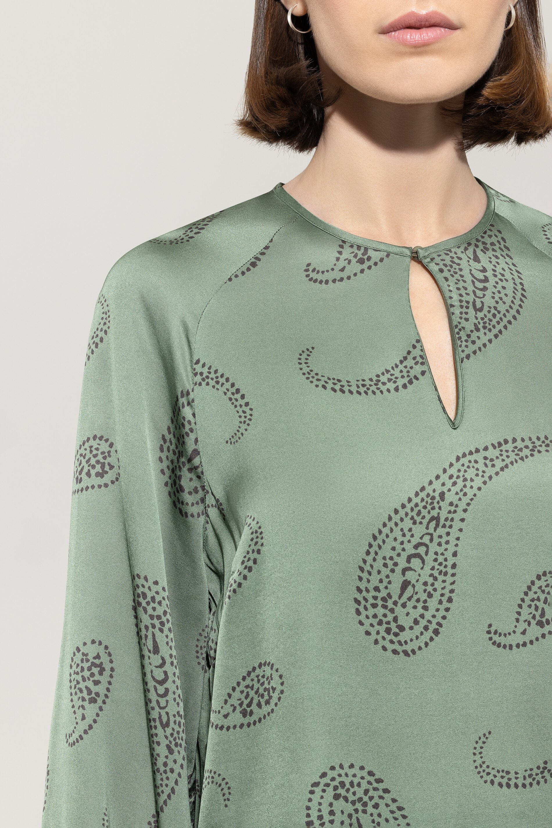 Blusenshirt mit Paisley-Print - salbei - Standard | Model Detail